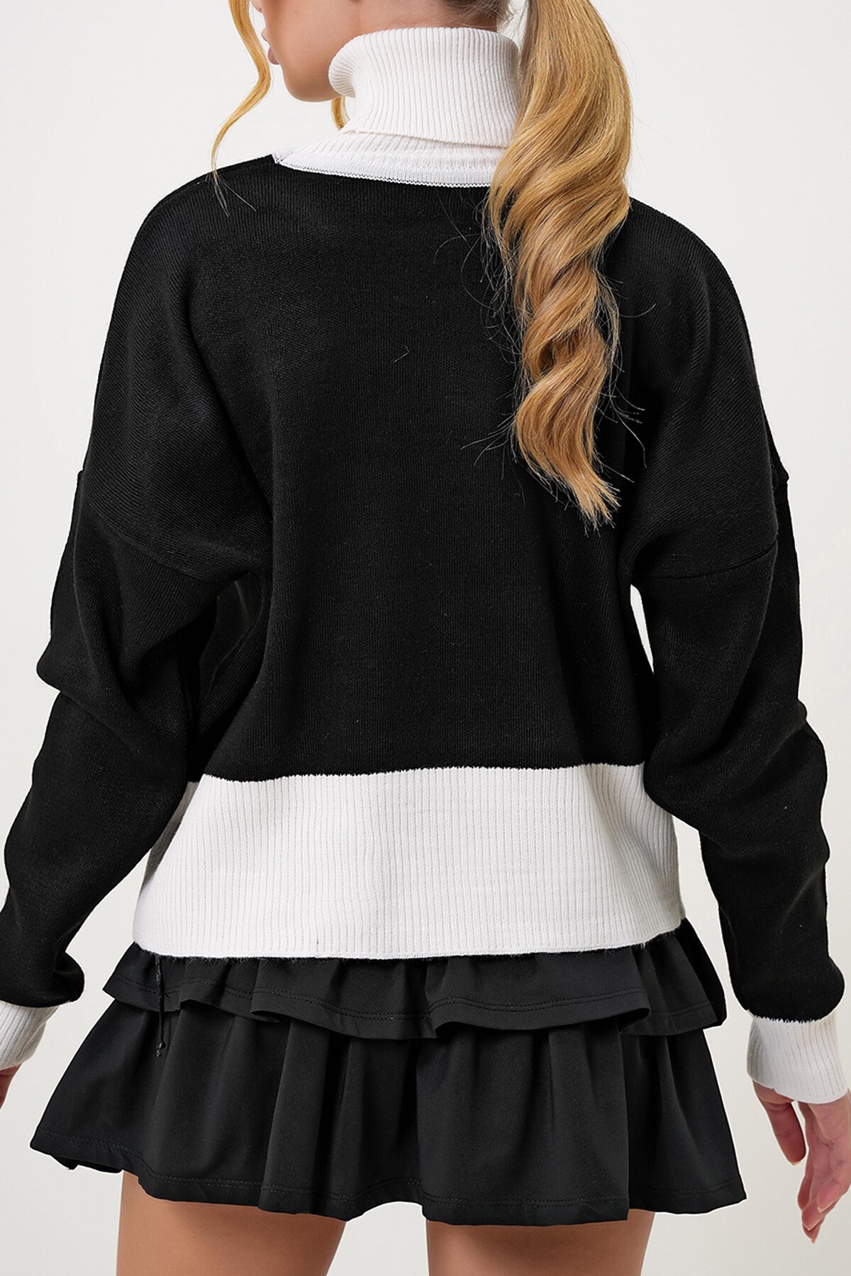 Siyah Balıkçı Yaka Renk Bloklu Kalpli Crop Kışlık Triko Kazak