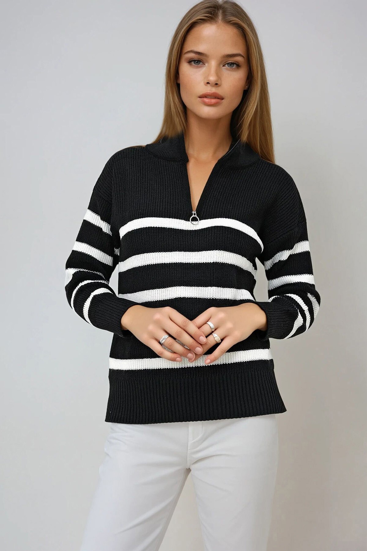 Siyah Beyaz Dik Yaka Yarım Fermuarlı Çizgili Kazak