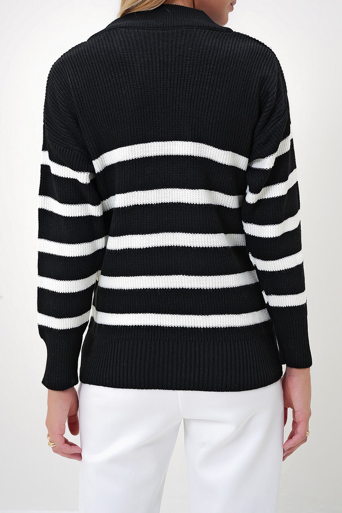 Siyah Beyaz Dik Yaka Yarım Fermuarlı Çizgili Kazak