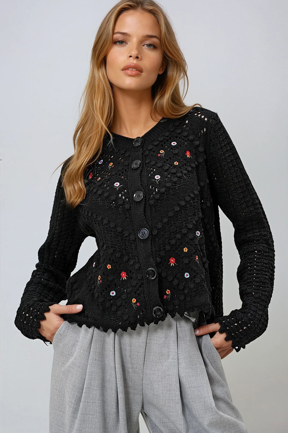 Siyah Bisiklet Yaka Ajurlu Ve Nakış İşlemeli Nostaljik Triko Hırka