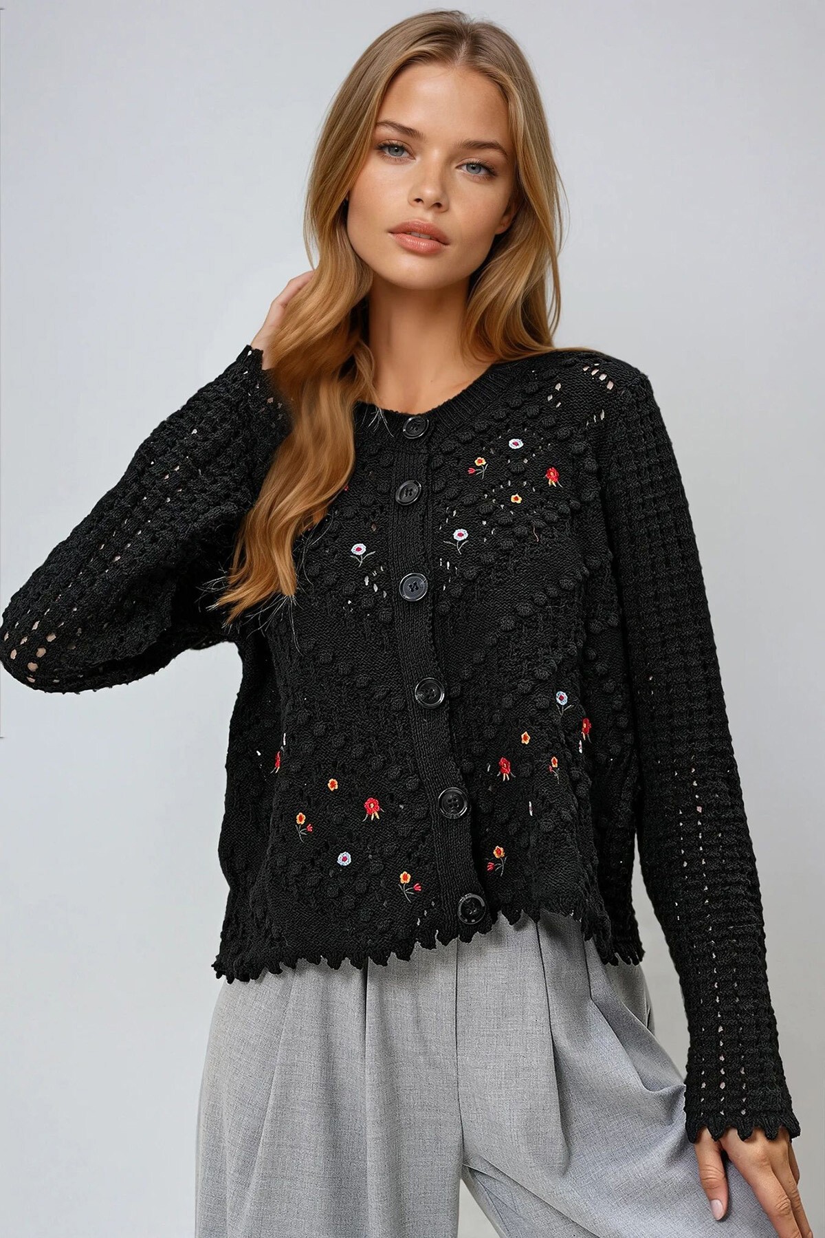 Siyah Bisiklet Yaka Ajurlu Ve Nakış İşlemeli Nostaljik Triko Hırka