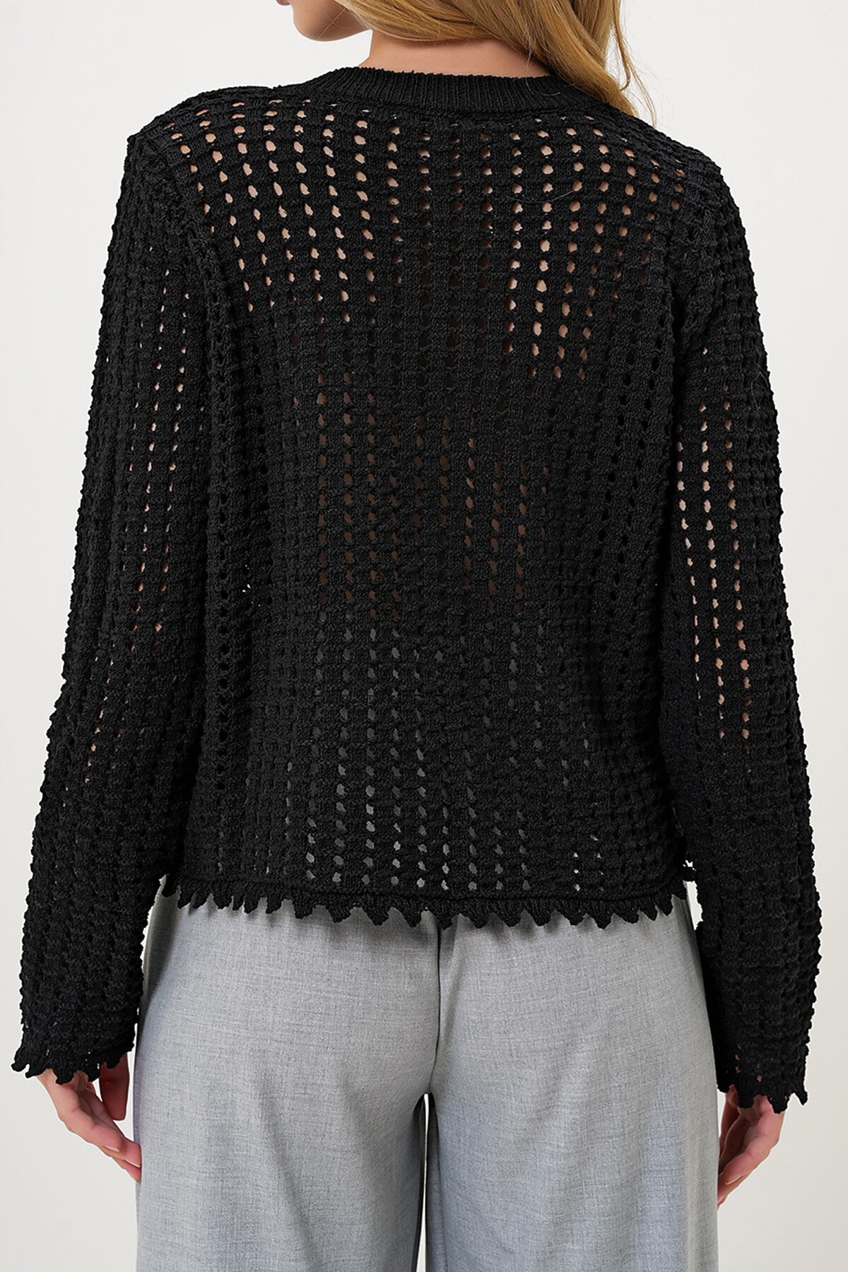 Siyah Bisiklet Yaka Ajurlu Ve Nakış İşlemeli Nostaljik Triko Hırka