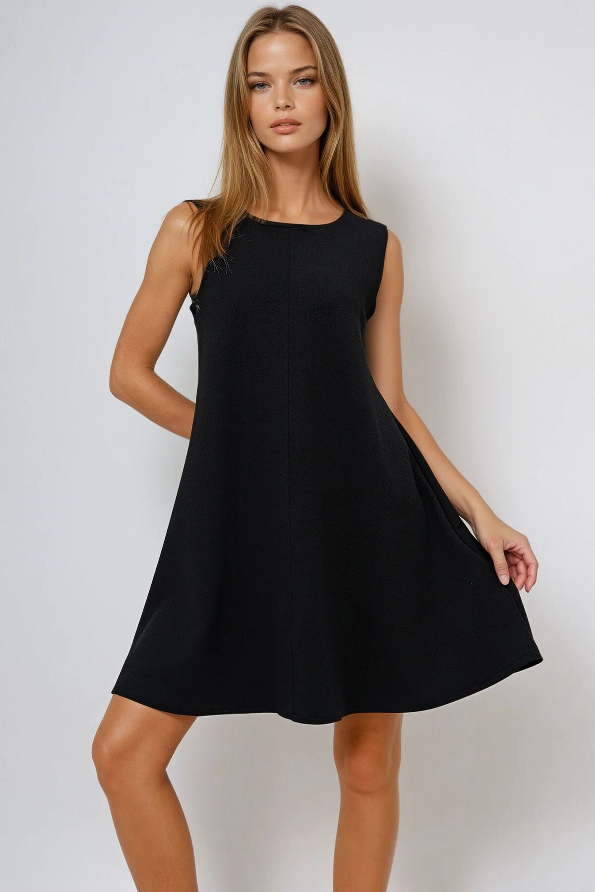 Siyah Bisiklet Yaka Arkası Fermuarlı  Kolsuz Krep Elbise