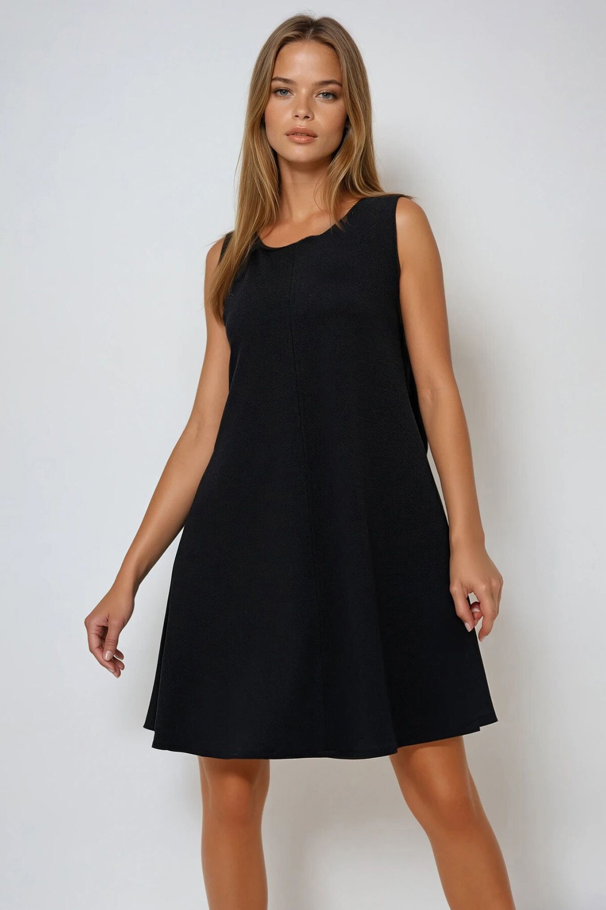 Siyah Bisiklet Yaka Arkası Fermuarlı  Kolsuz Krep Elbise