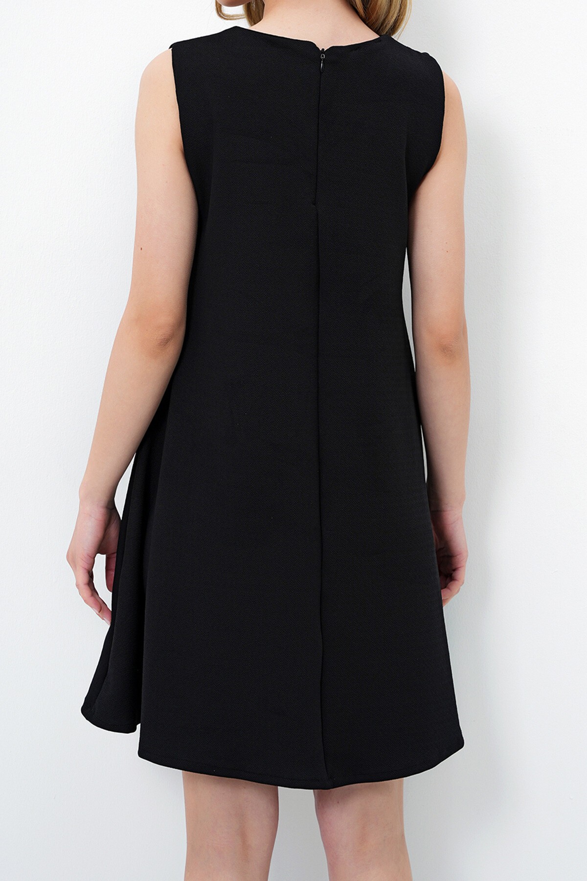 Siyah Bisiklet Yaka Arkası Fermuarlı  Kolsuz Krep Elbise