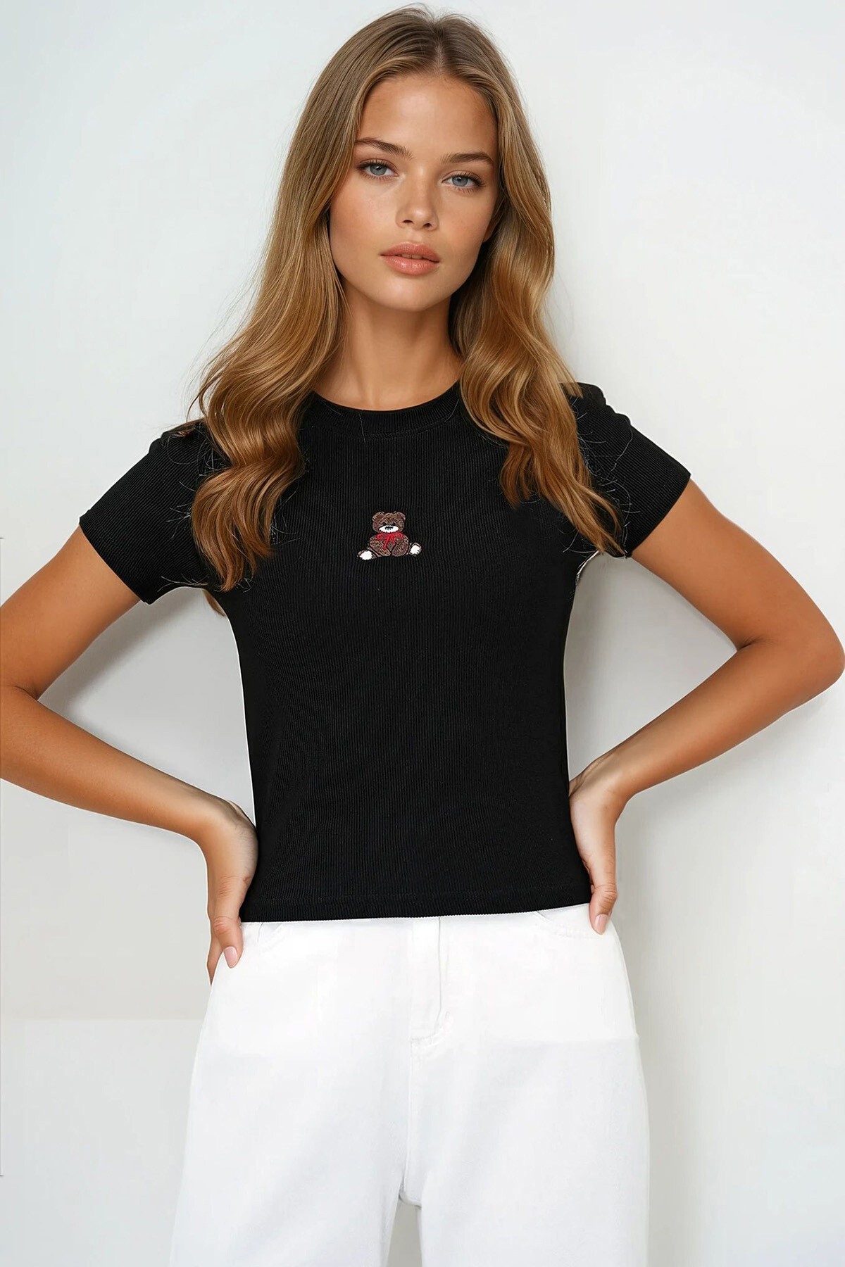 Siyah Bisiklet Yaka Ayıcık Baskılı Crop Bluz