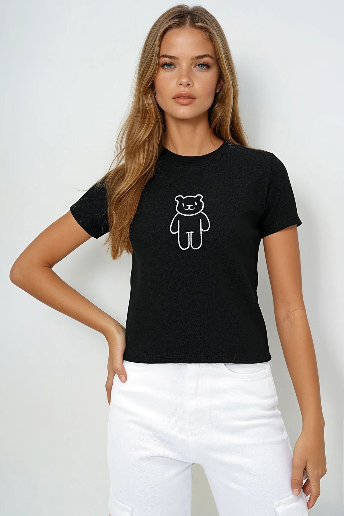 Siyah Bisiklet Yaka Ayıcık Nakışlı Ottoban Crop T Shırt