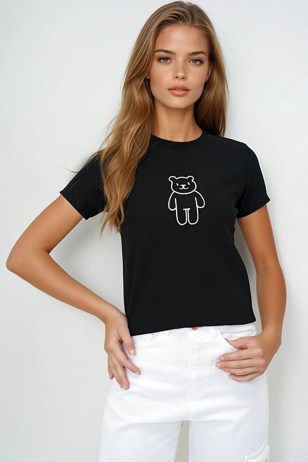 Siyah Bisiklet Yaka Ayıcık Nakışlı Ottoban Crop T Shırt