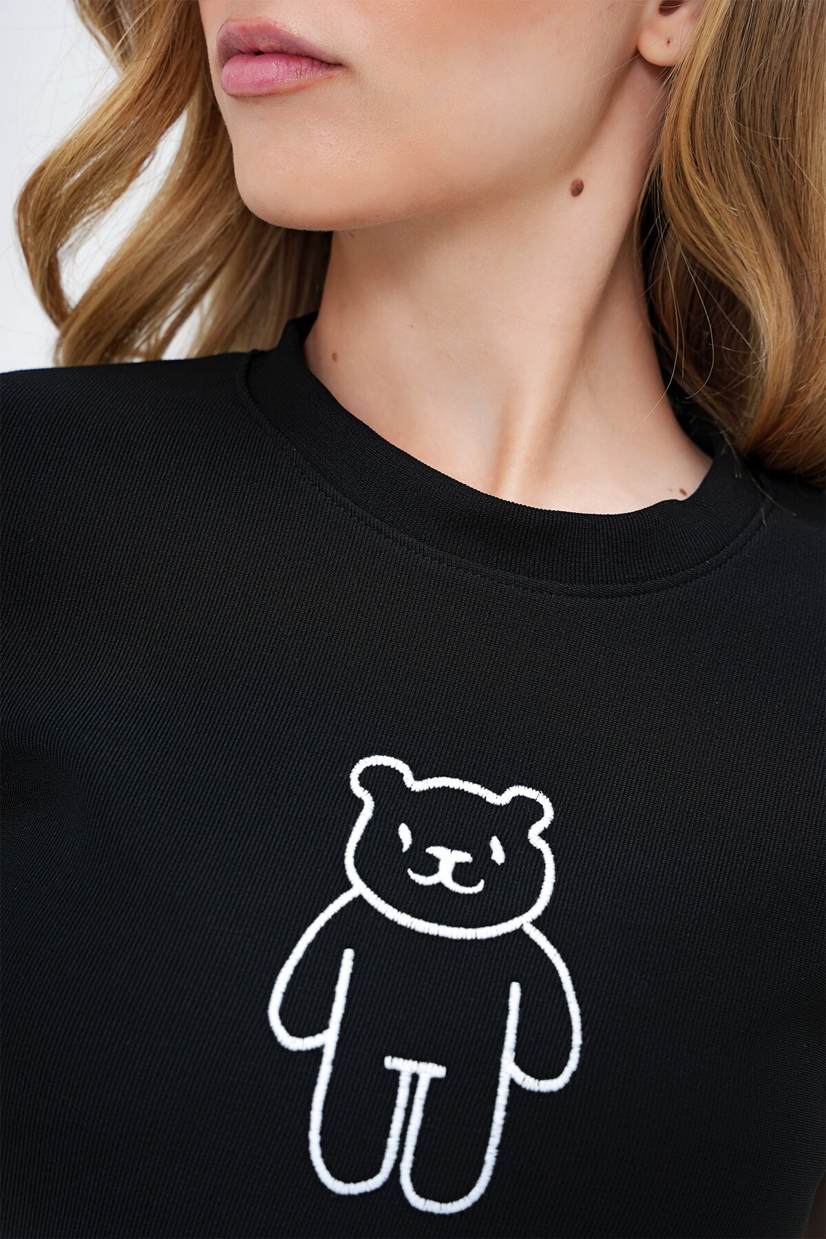 Siyah Bisiklet Yaka Ayıcık Nakışlı Ottoban Crop T Shırt