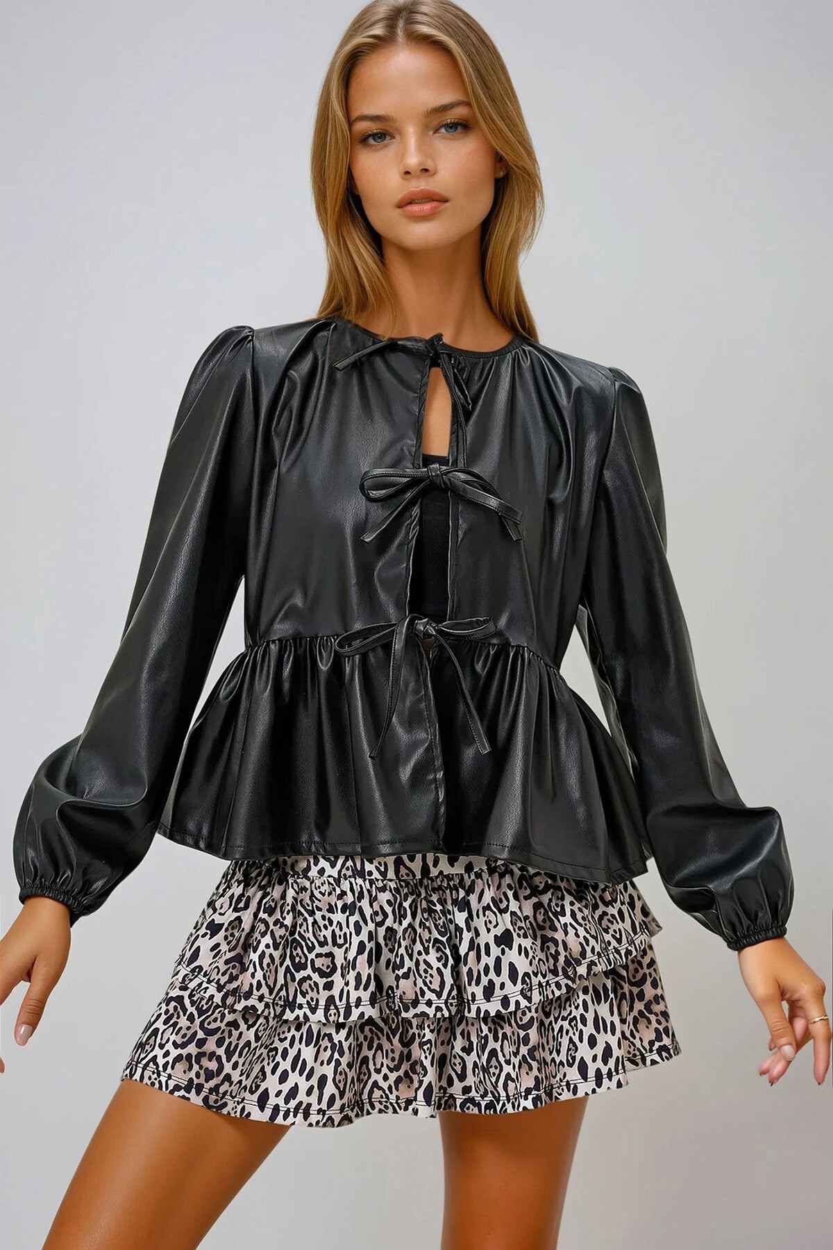 Siyah Bisiklet Yaka Bağlama Detaylı Eteği Fırfırlı Suni Deri Bluz