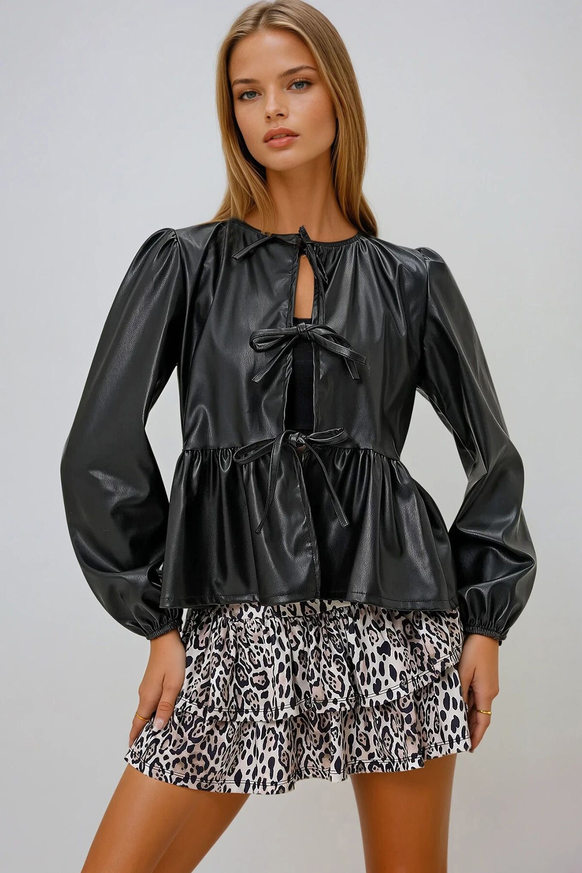 Siyah Bisiklet Yaka Bağlama Detaylı Eteği Fırfırlı Suni Deri Bluz