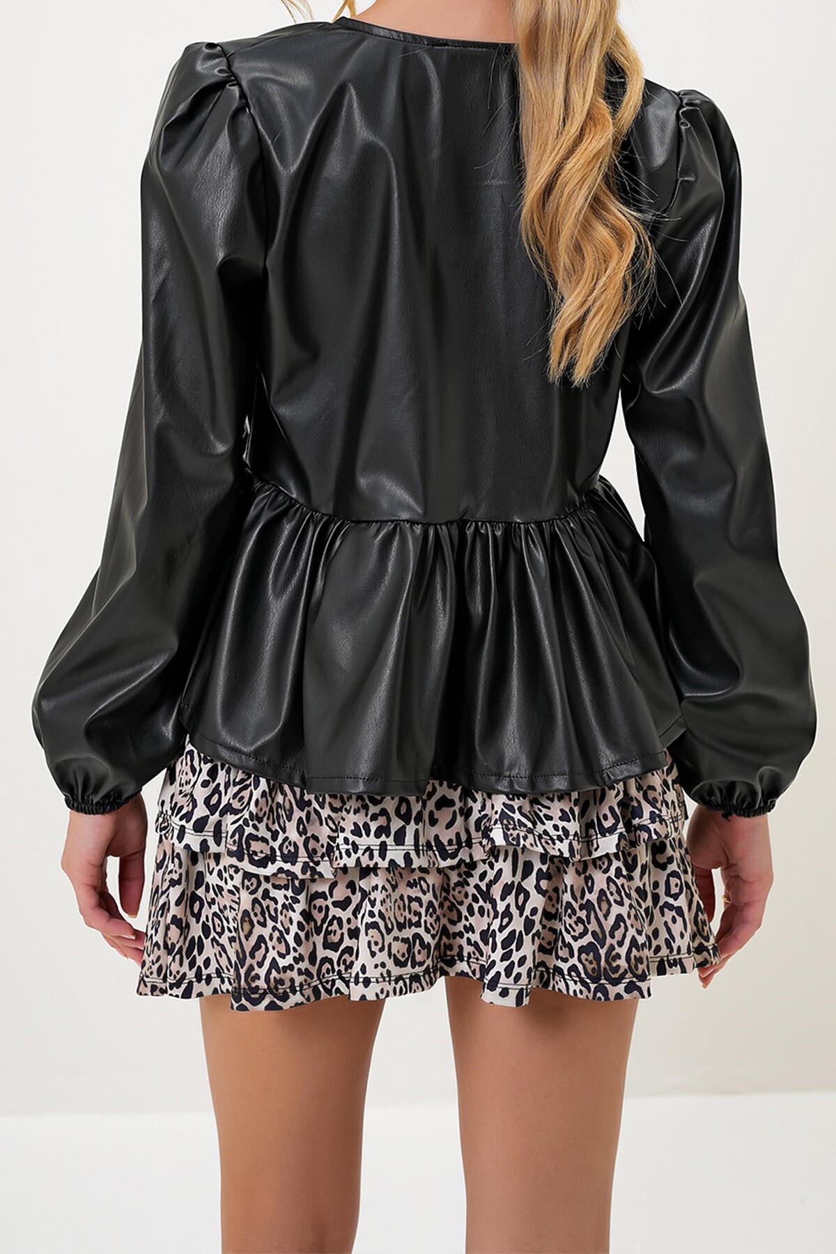 Siyah Bisiklet Yaka Bağlama Detaylı Eteği Fırfırlı Suni Deri Bluz