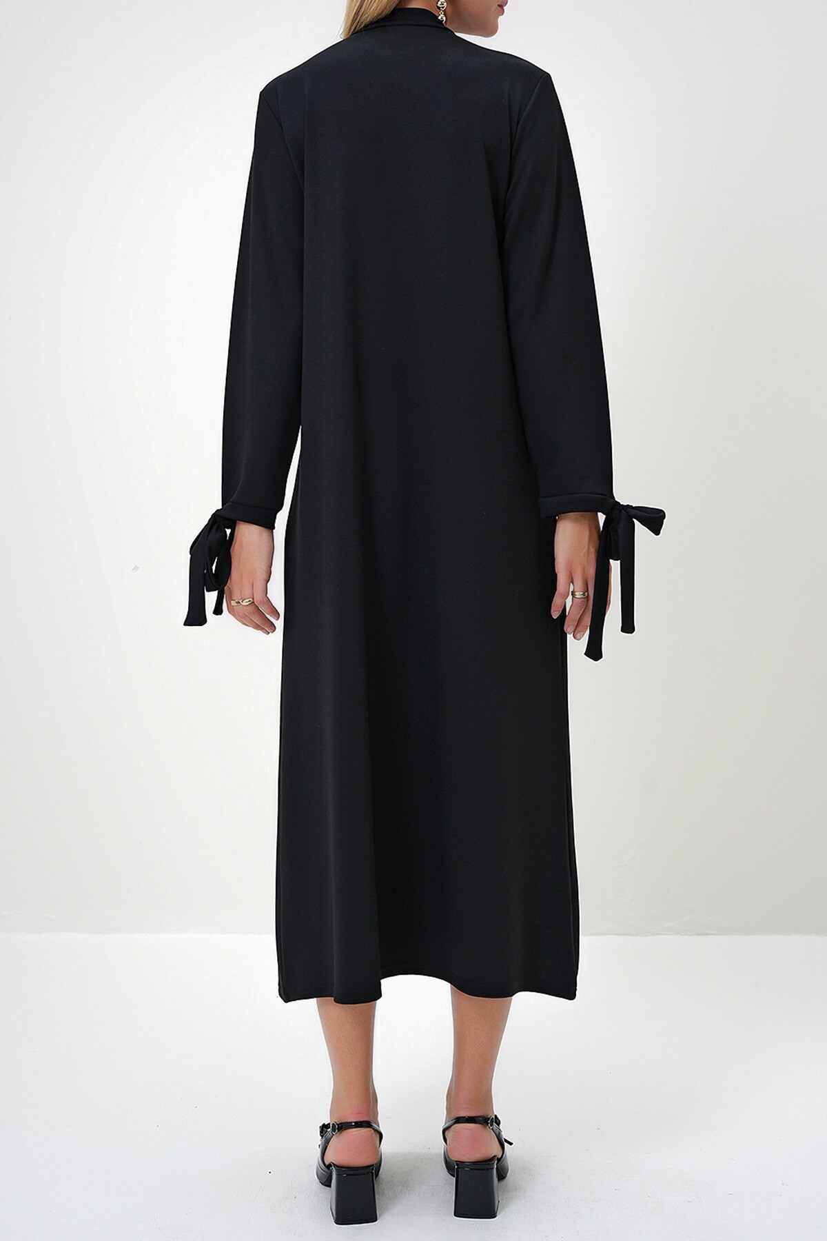 Siyah Bisiklet Yaka Bağlama Detaylı Maxi Boy Modal Elbise