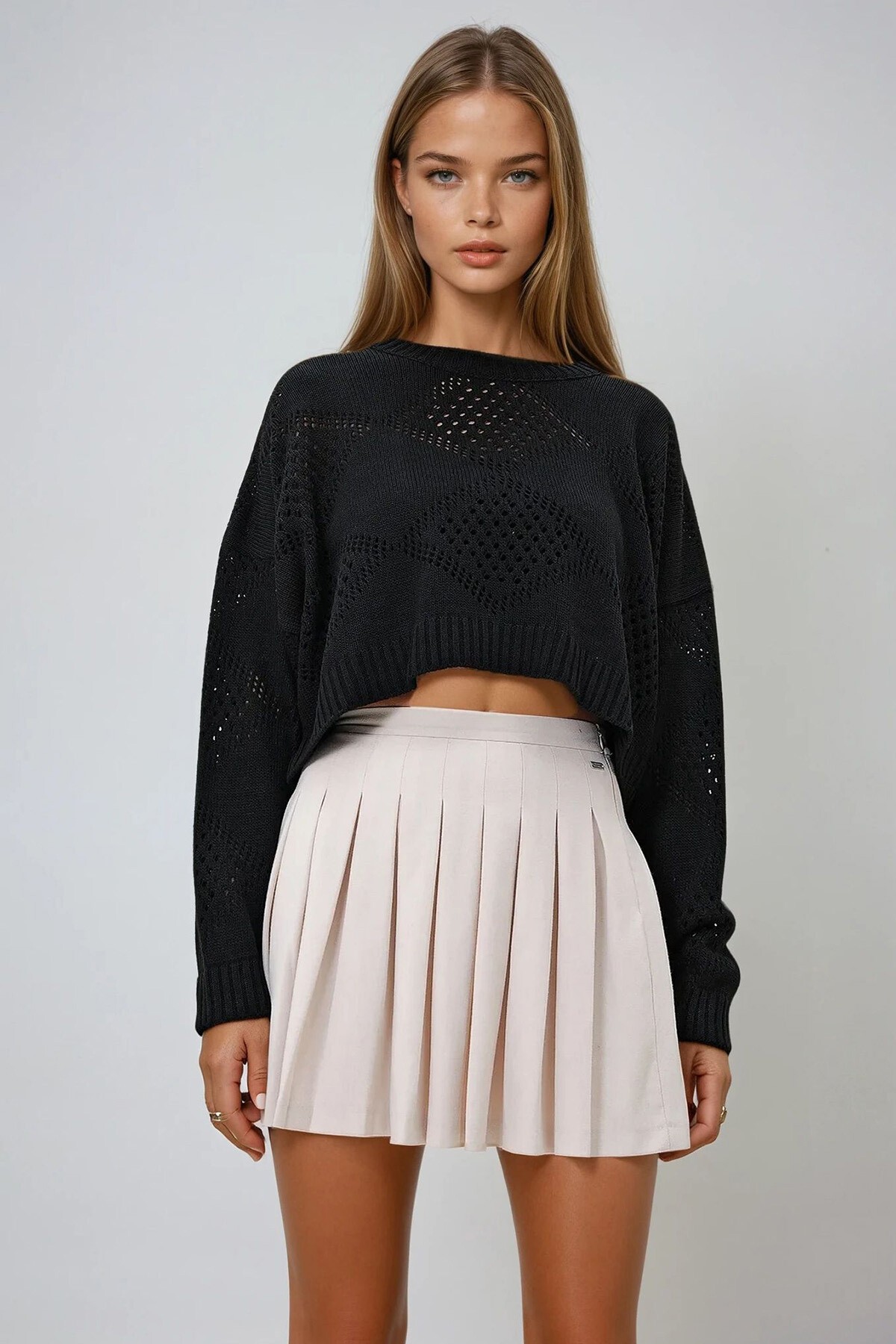 Siyah Bisiklet Yaka Baklava Desenli Delik Ajurlu Crop Kazak