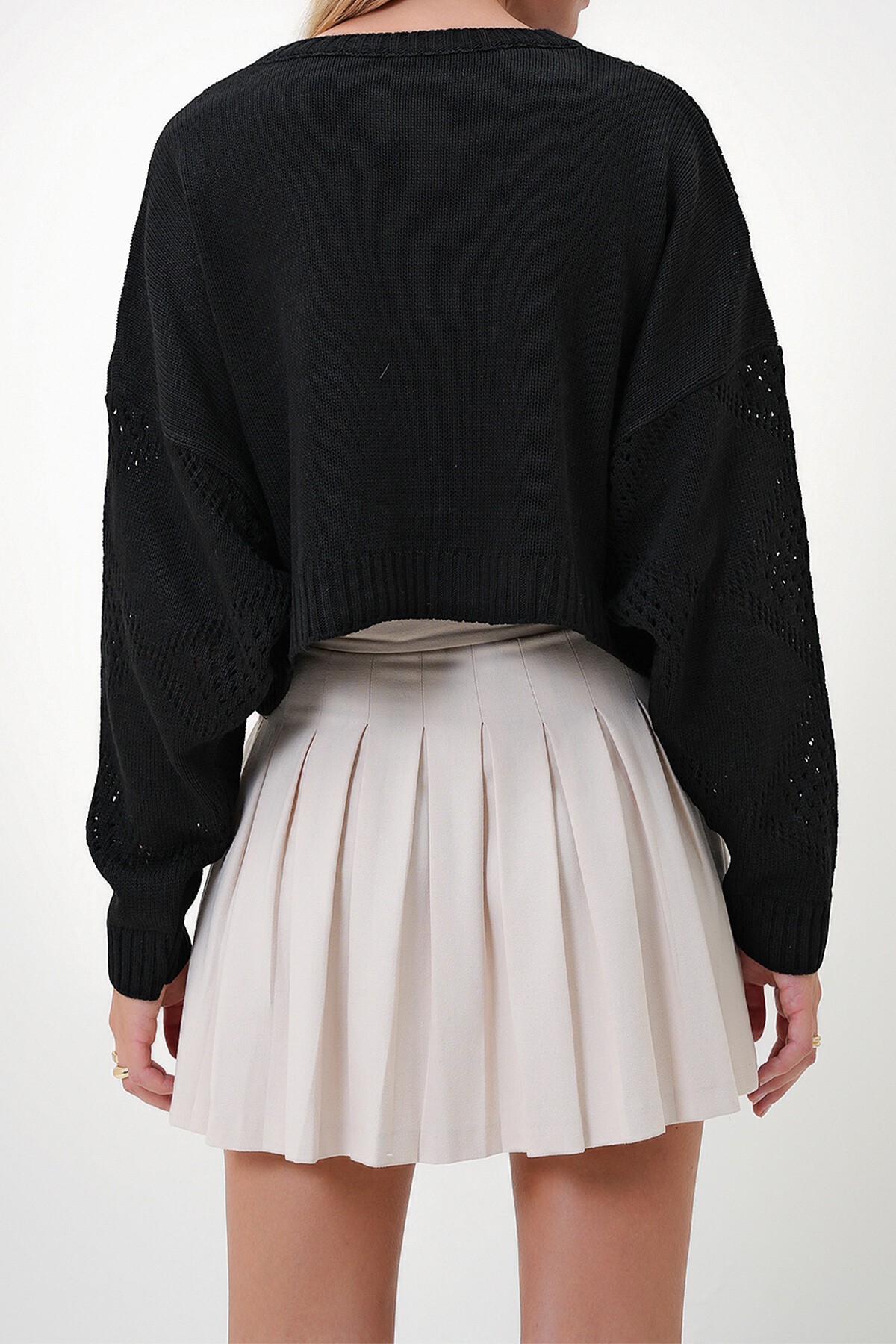 Siyah Bisiklet Yaka Baklava Desenli Delik Ajurlu Crop Kazak