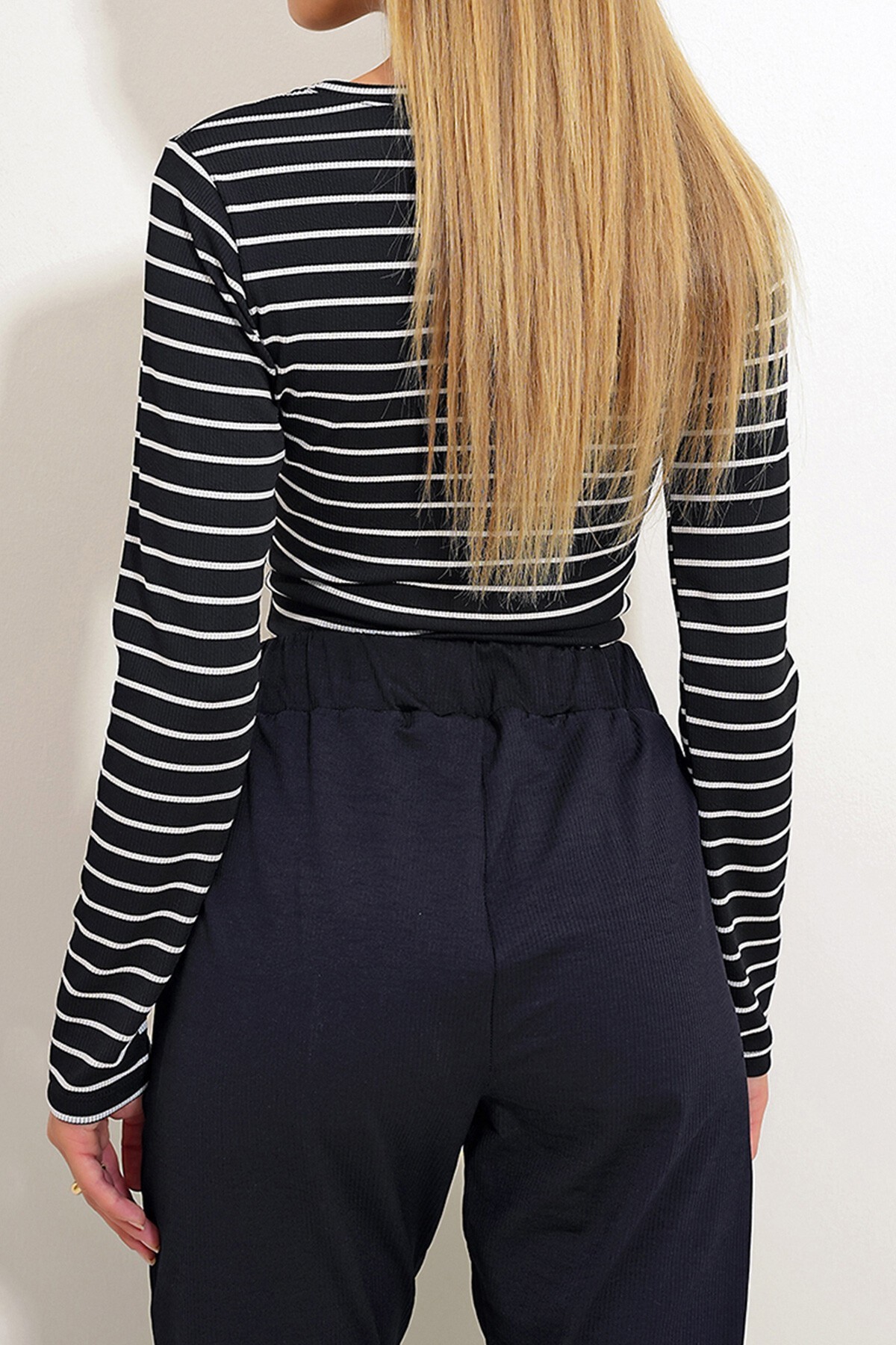 Siyah Bisiklet Yaka Çizgili Bluz