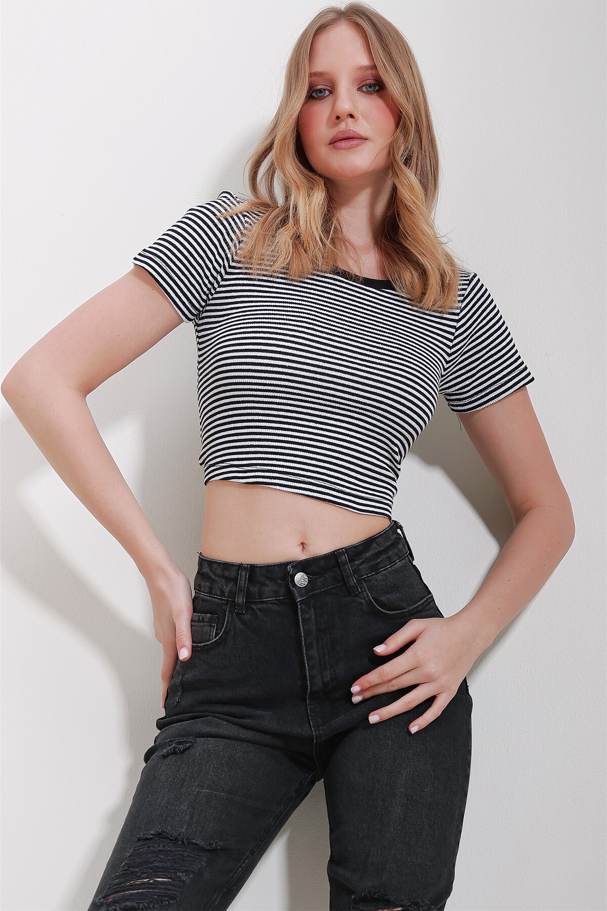 Siyah Bisiklet Yaka Çizgili Crop Örme Bluz