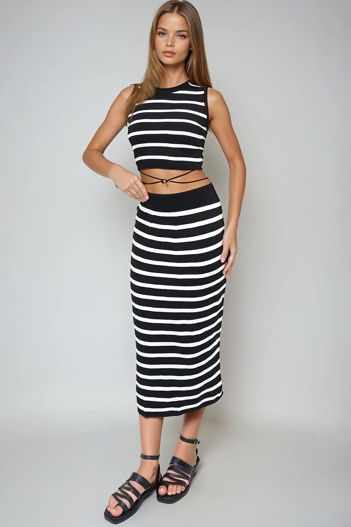 Siyah Bisiklet Yaka Çizgili Crop Triko Bluz Ve Etek 2Li Triko Takım