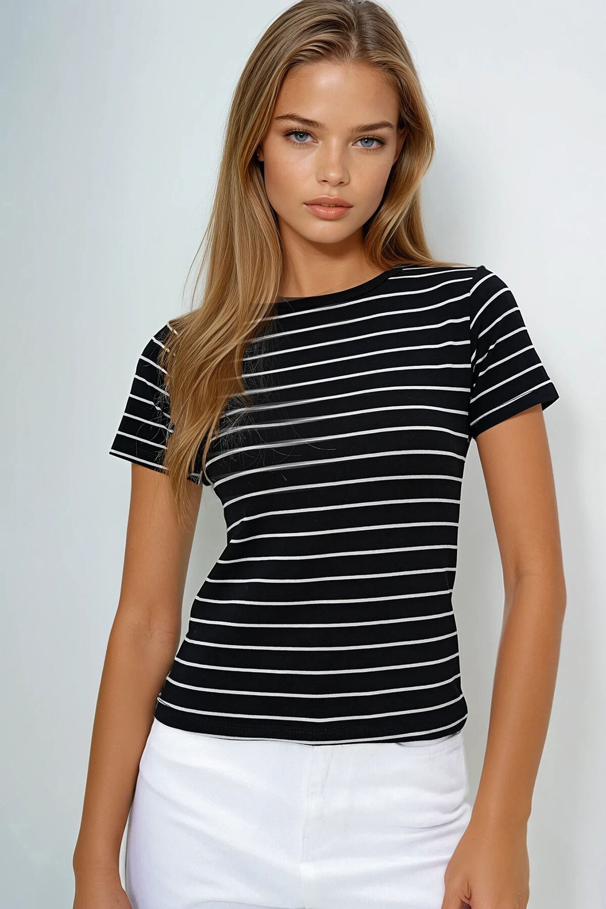 Siyah Bisiklet Yaka Çizgili T Shırt