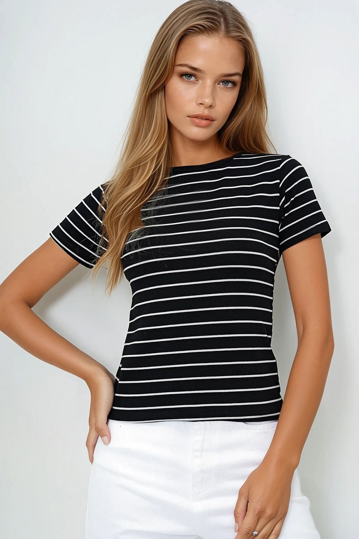Siyah Bisiklet Yaka Çizgili T Shırt