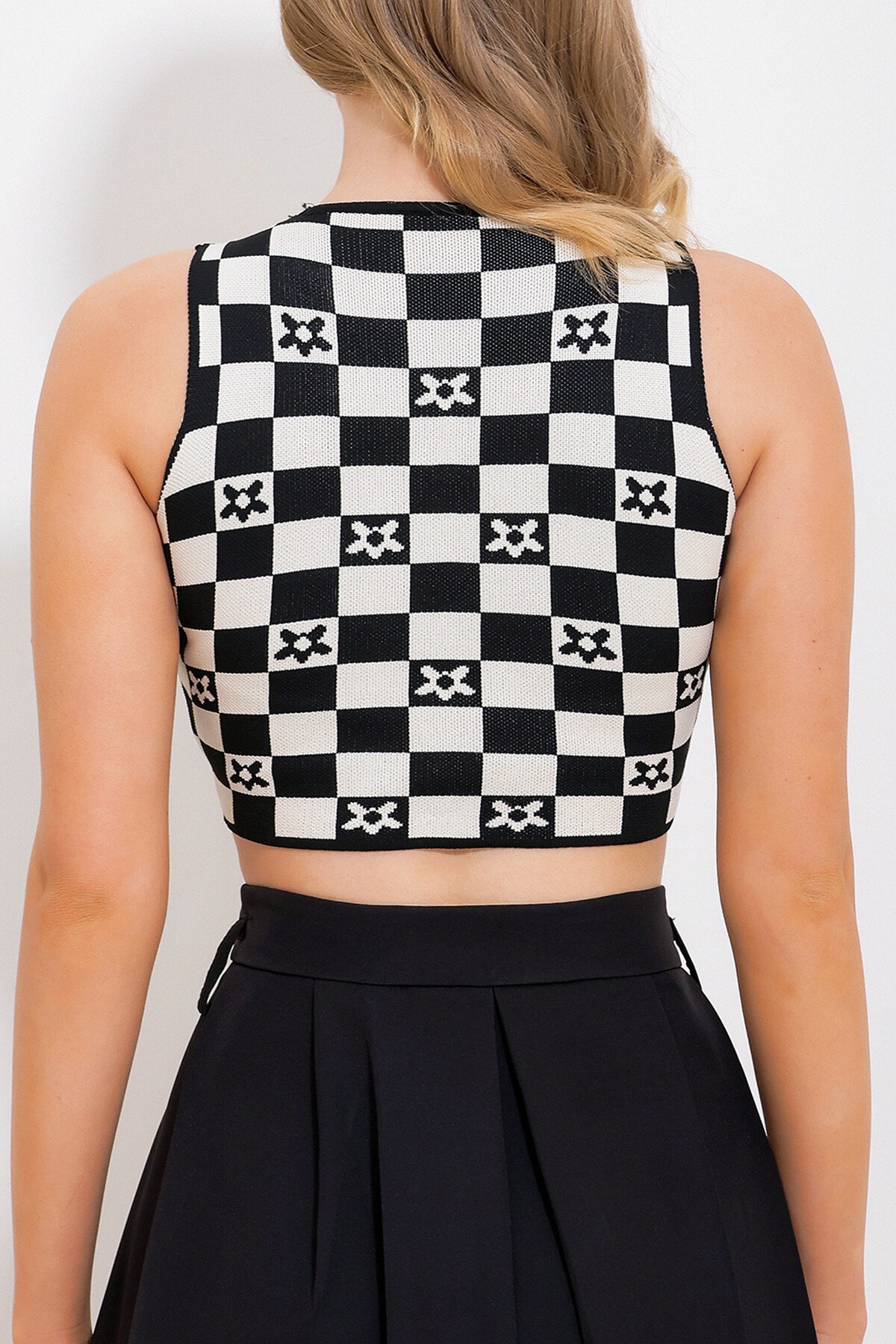 Siyah Bisiklet Yaka Dama Desenli Sıfır Kollu Fitilli Bluz