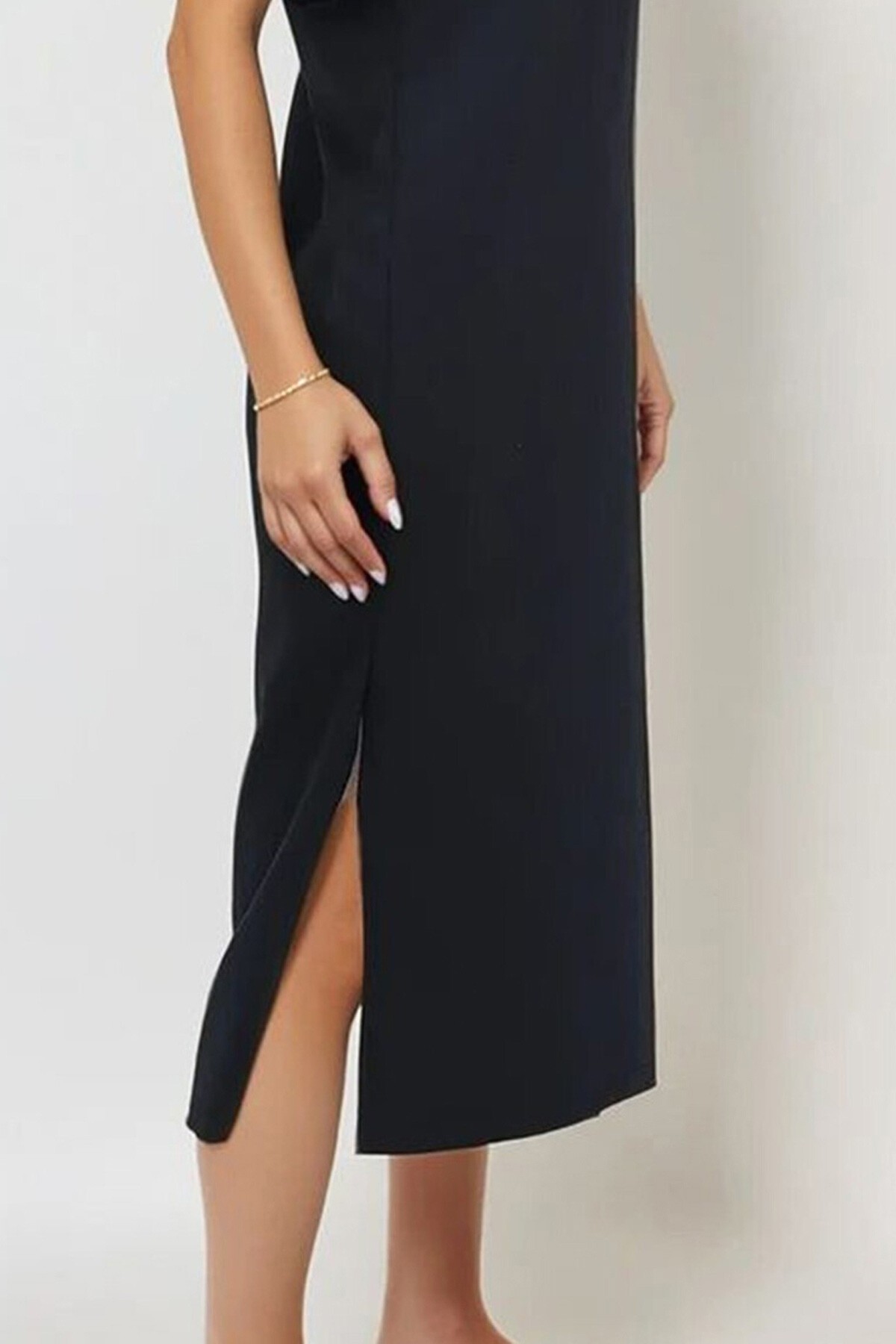 Siyah Bisiklet Yaka Duble Kol Yırtmaçlı Elbise