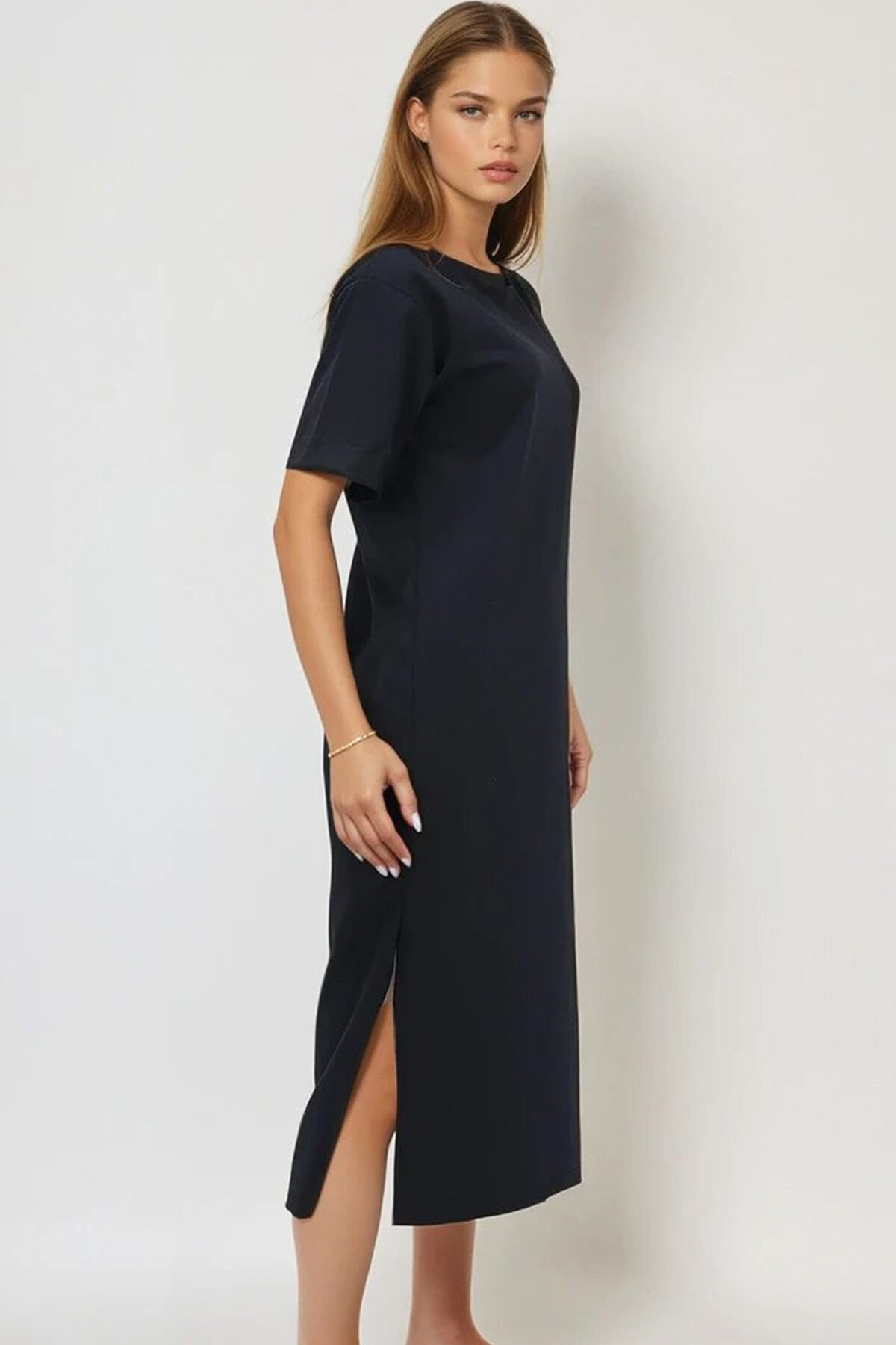 Siyah Bisiklet Yaka Duble Kol Yırtmaçlı Elbise