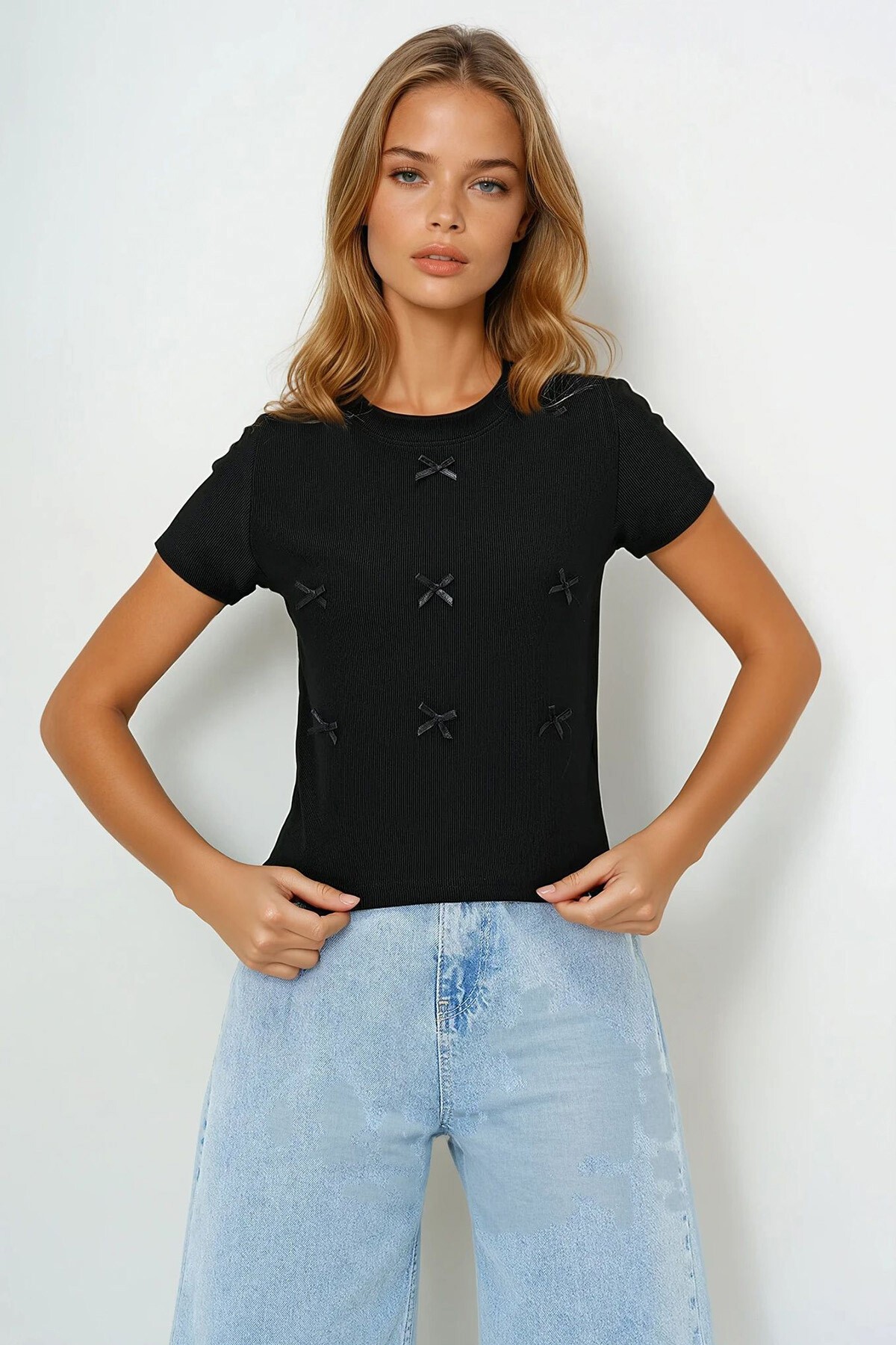 Siyah Bisiklet Yaka Fiyonk Süslü Crop Bluz