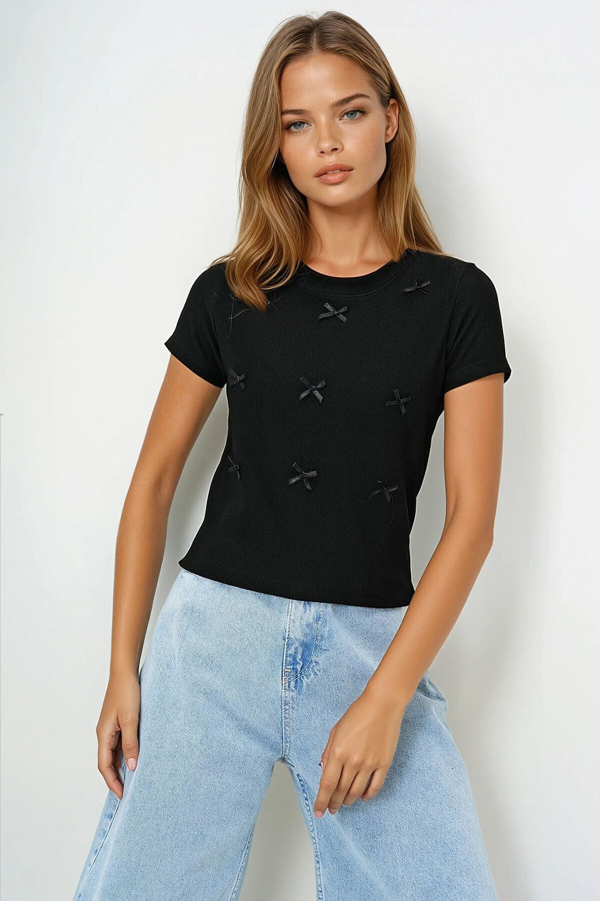 Siyah Bisiklet Yaka Fiyonk Süslü Crop Bluz