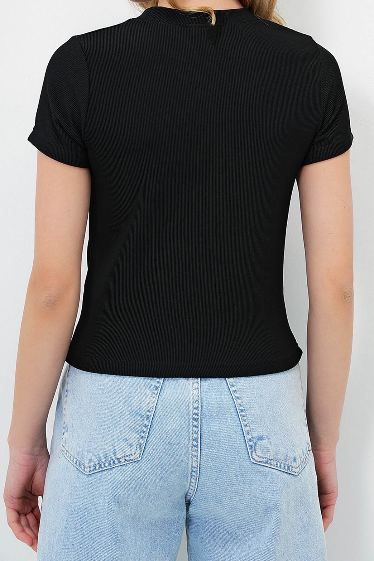 Siyah Bisiklet Yaka Fiyonk Süslü Crop Bluz