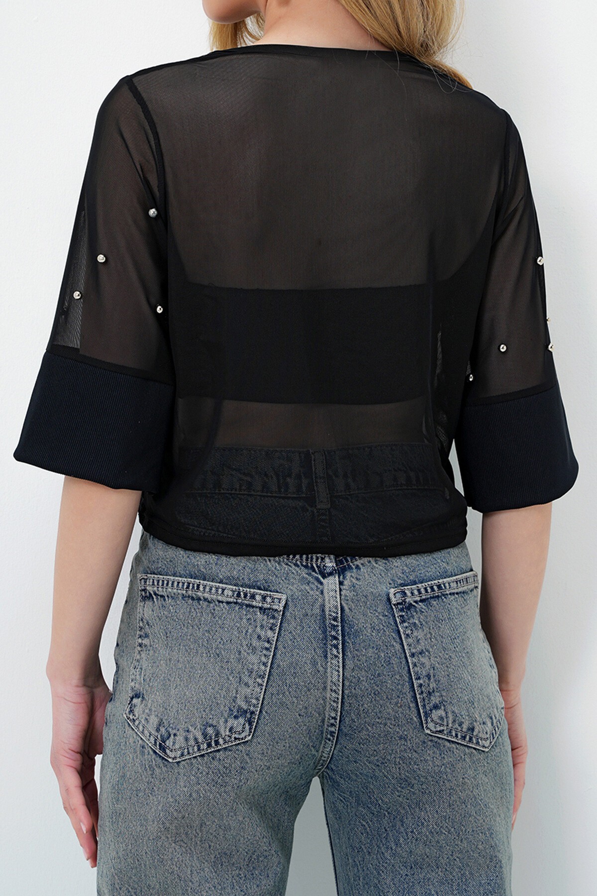 Siyah Bisiklet Yaka Geniş Manşetli İncili Tül Bluz