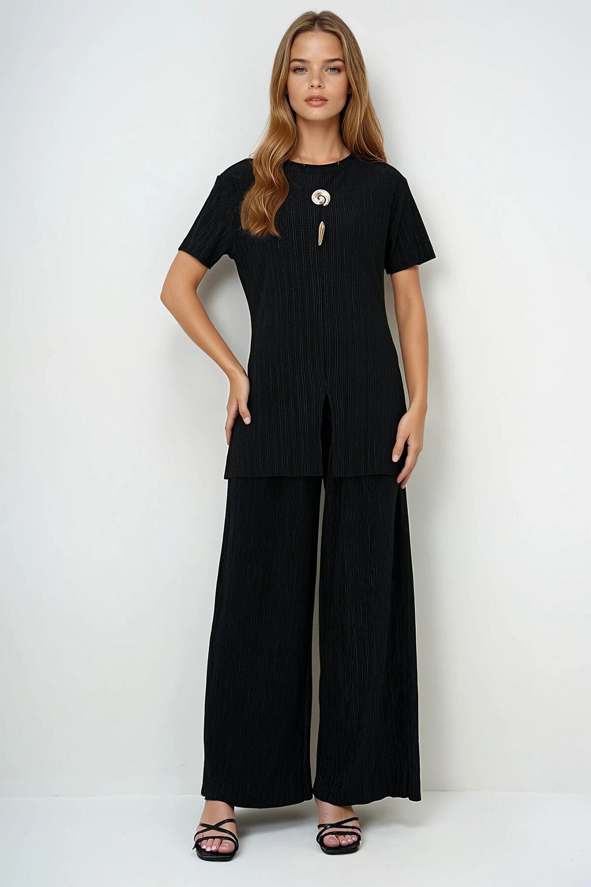 Siyah Bisiklet Yaka Gold Düğme Detaylı Yırtmaçlı Pliseli Bluz Ve Pantolon Takım