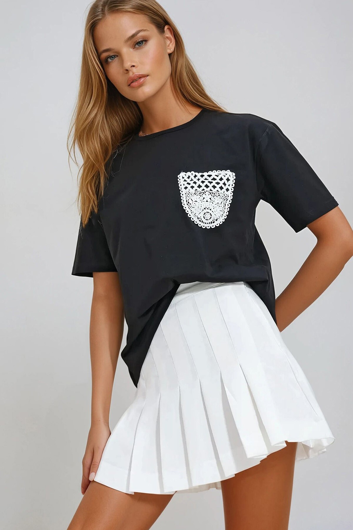 Siyah Bisiklet Yaka Güpür Cepli T Shirt