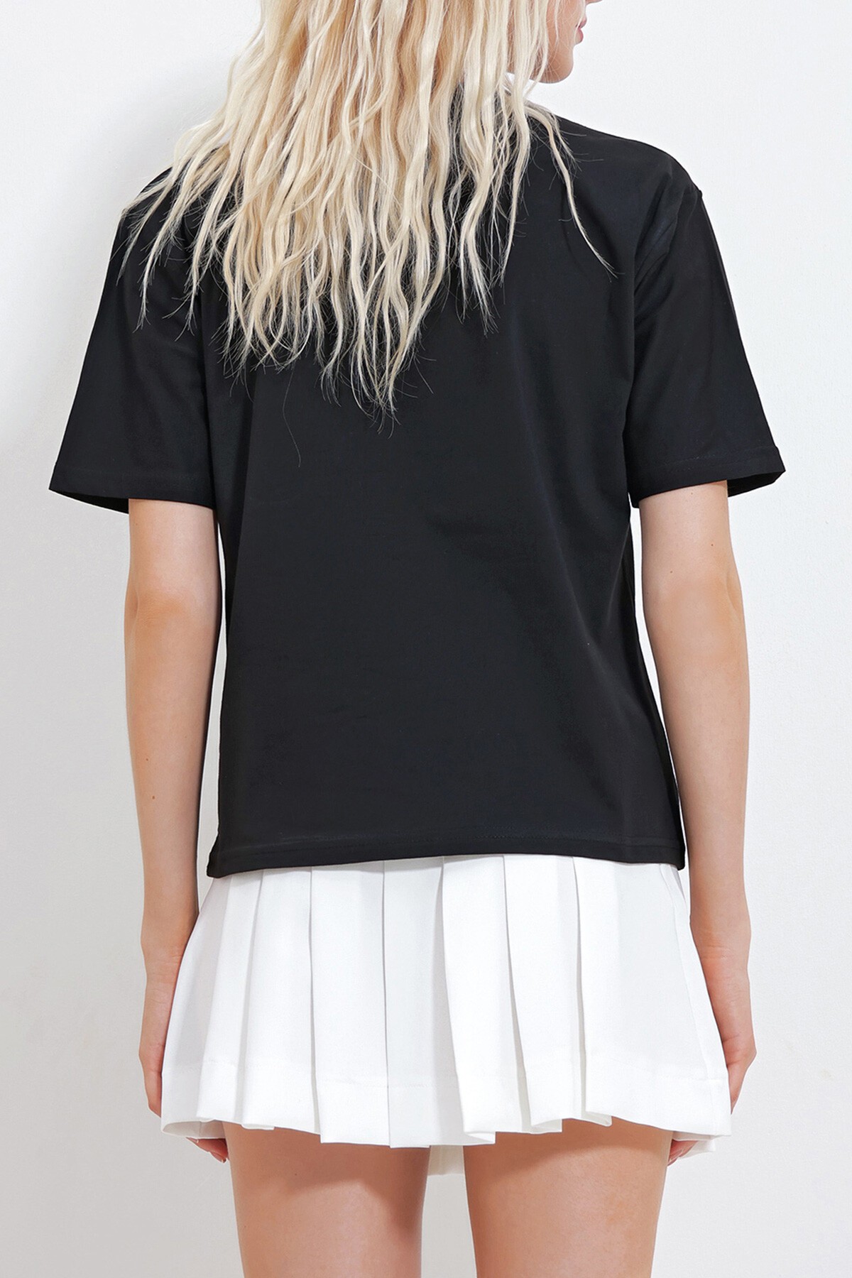 Siyah Bisiklet Yaka Güpür Cepli T Shirt