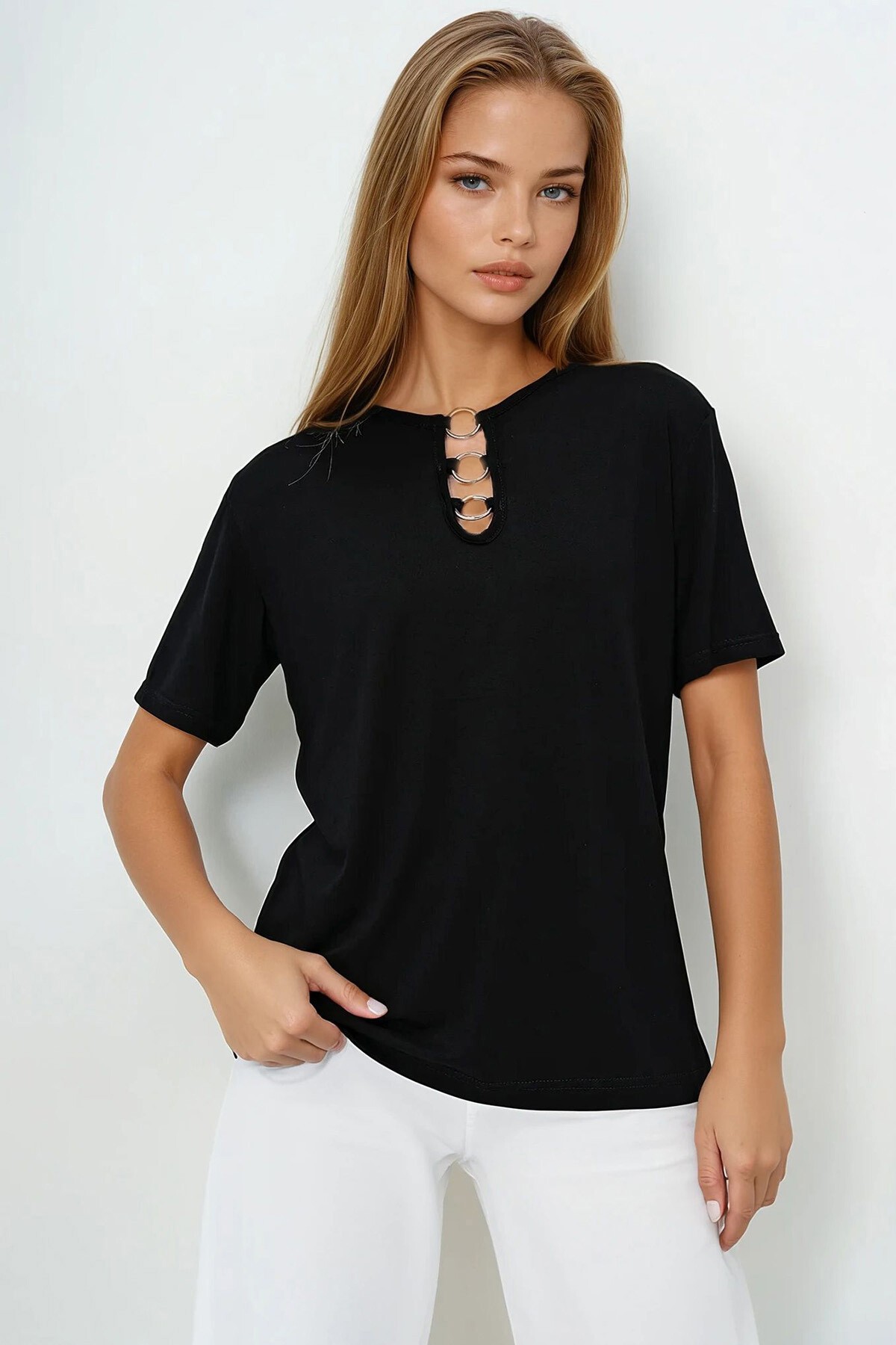 Siyah Bisiklet Yaka Halka Detaylı Kısa Kol Basic T Shırt