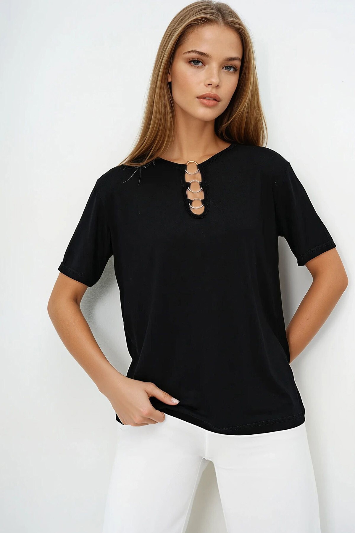 Siyah Bisiklet Yaka Halka Detaylı Kısa Kol Basic T Shırt