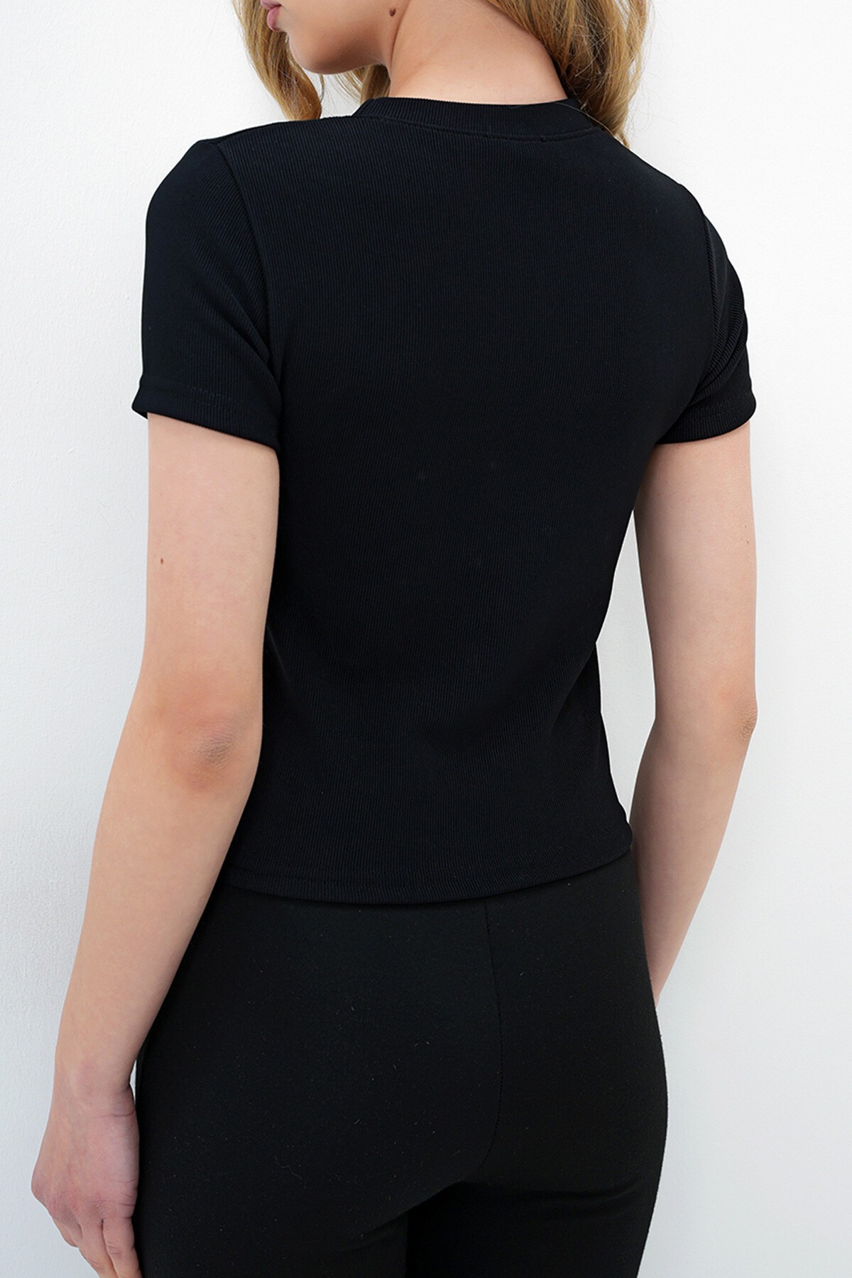 Siyah Bisiklet Yaka İnci Çakmalı Ottoban Crop Bluz