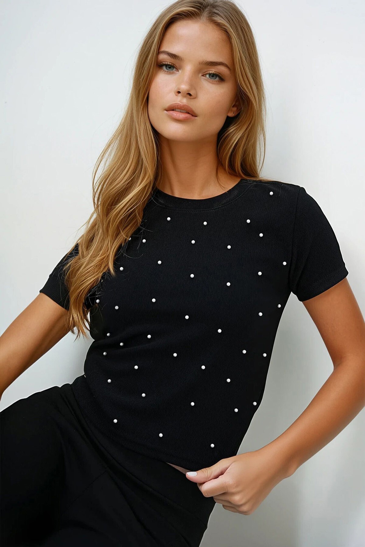 Siyah Bisiklet Yaka İnci Çakmalı Ottoban Crop Bluz