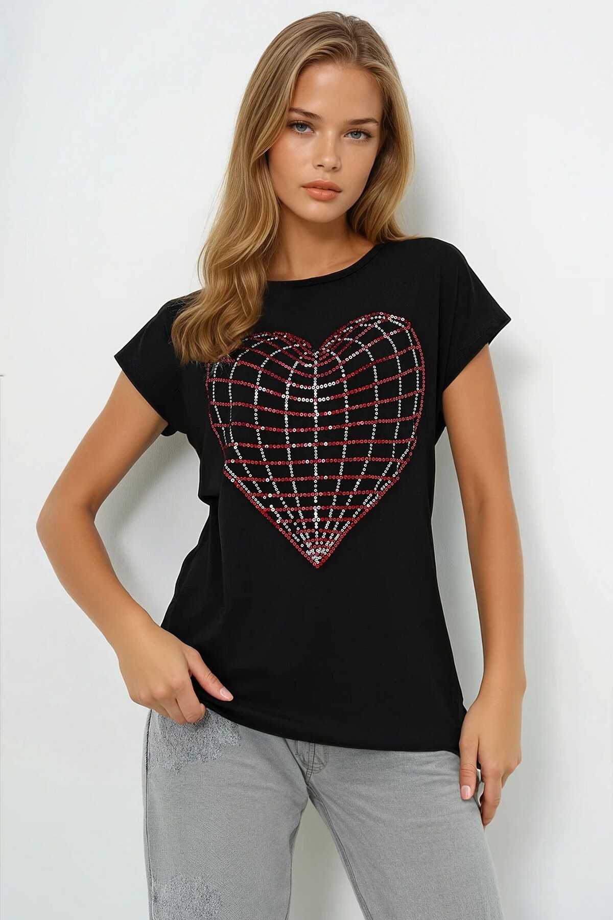 Siyah Bisiklet Yaka Kalp İşlemeli Sıfır Kol T Shırt