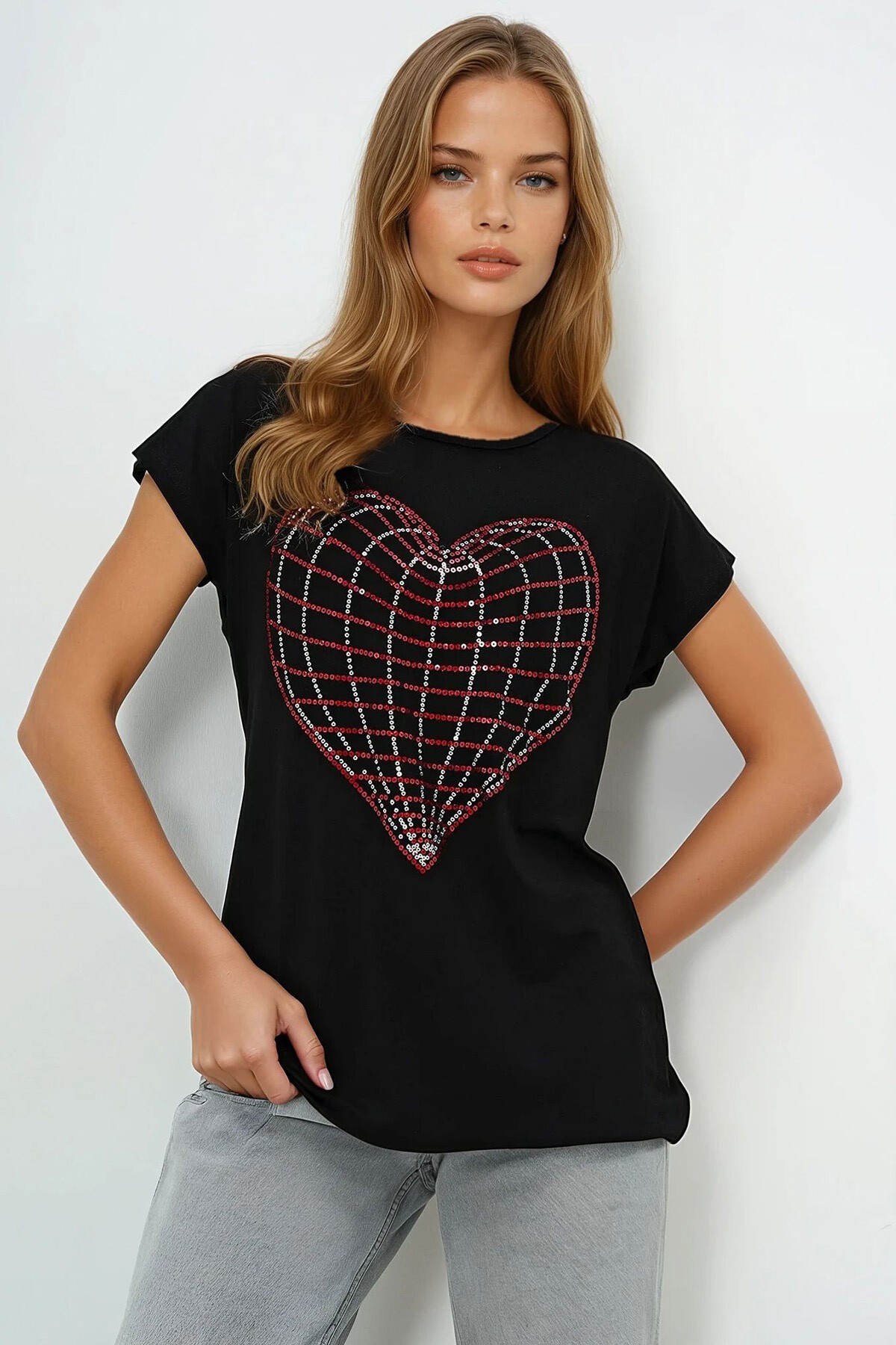 Siyah Bisiklet Yaka Kalp İşlemeli Sıfır Kol T Shırt