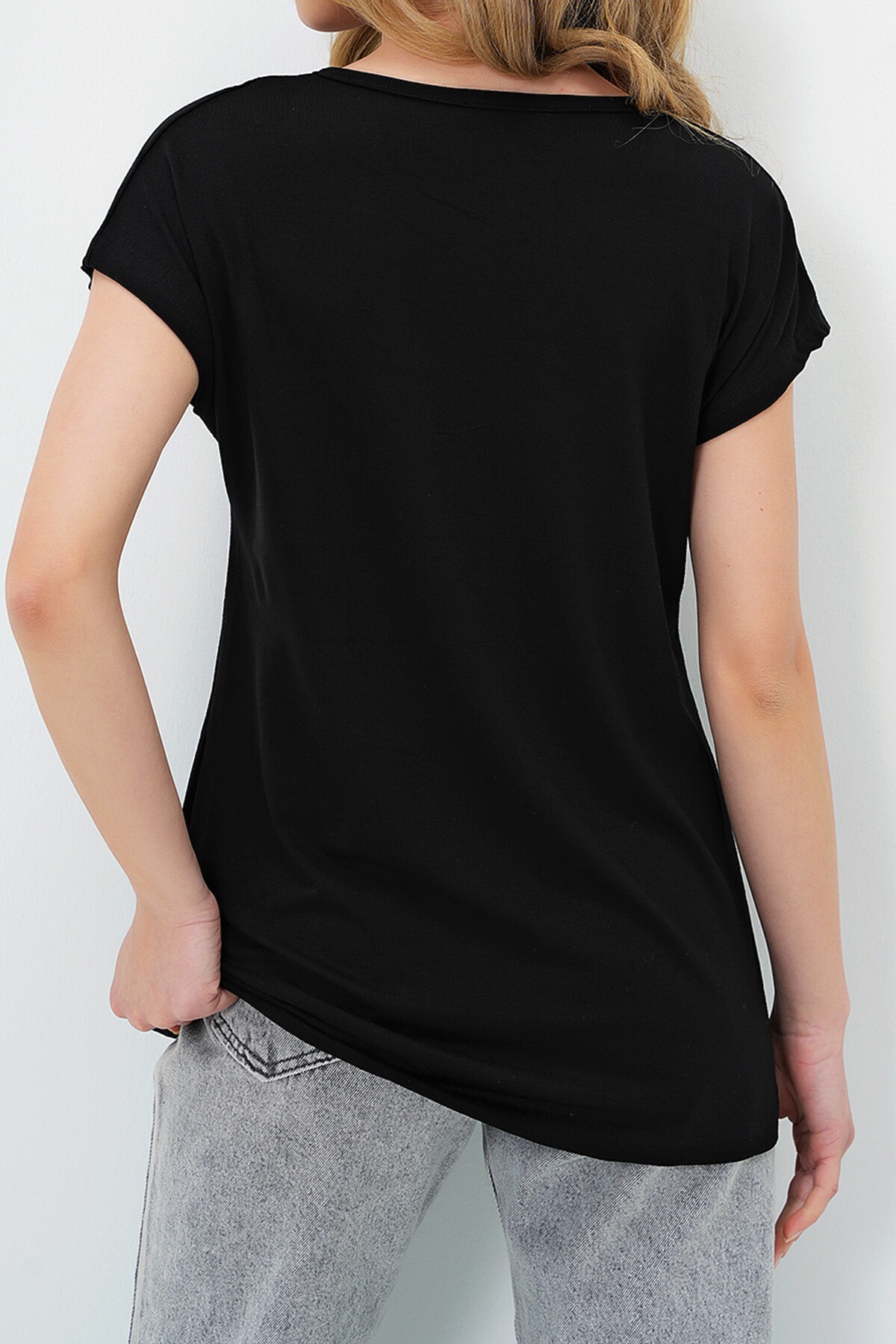 Siyah Bisiklet Yaka Kalp İşlemeli Sıfır Kol T Shırt