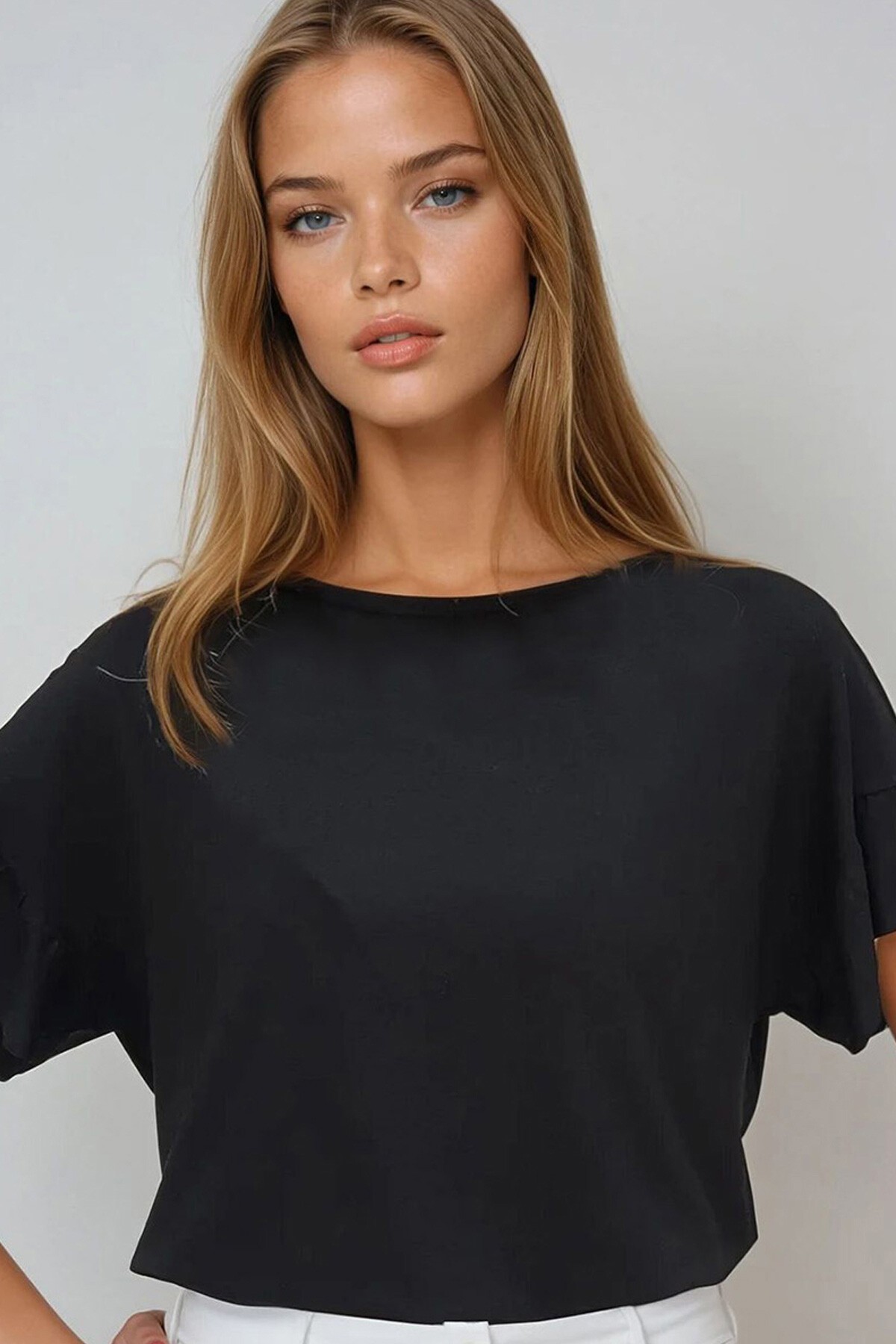 Siyah Bisiklet Yaka Kolları Fırfırlı Basic T Shırt