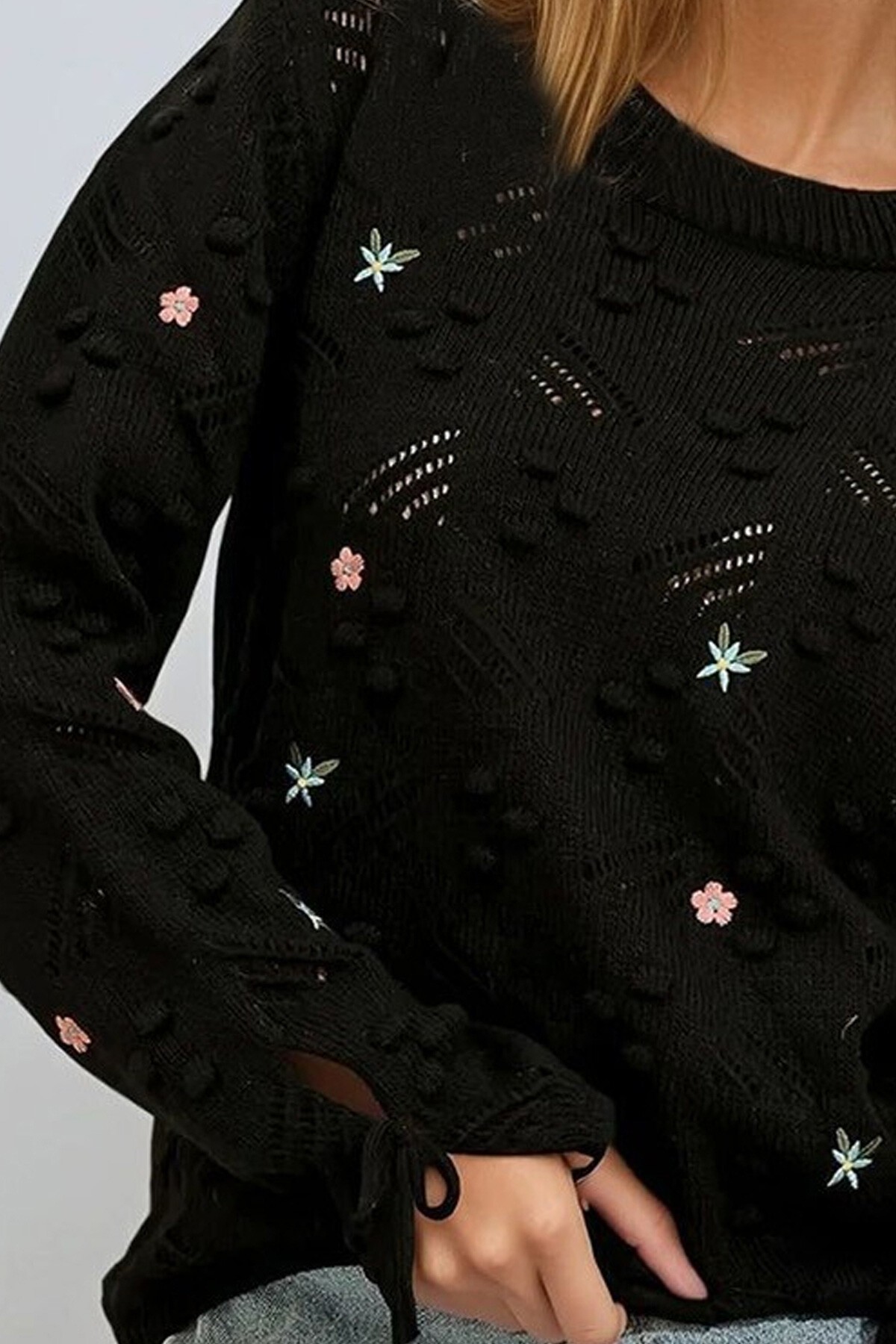 Siyah Bisiklet Yaka Nakışlı Triko Kazak