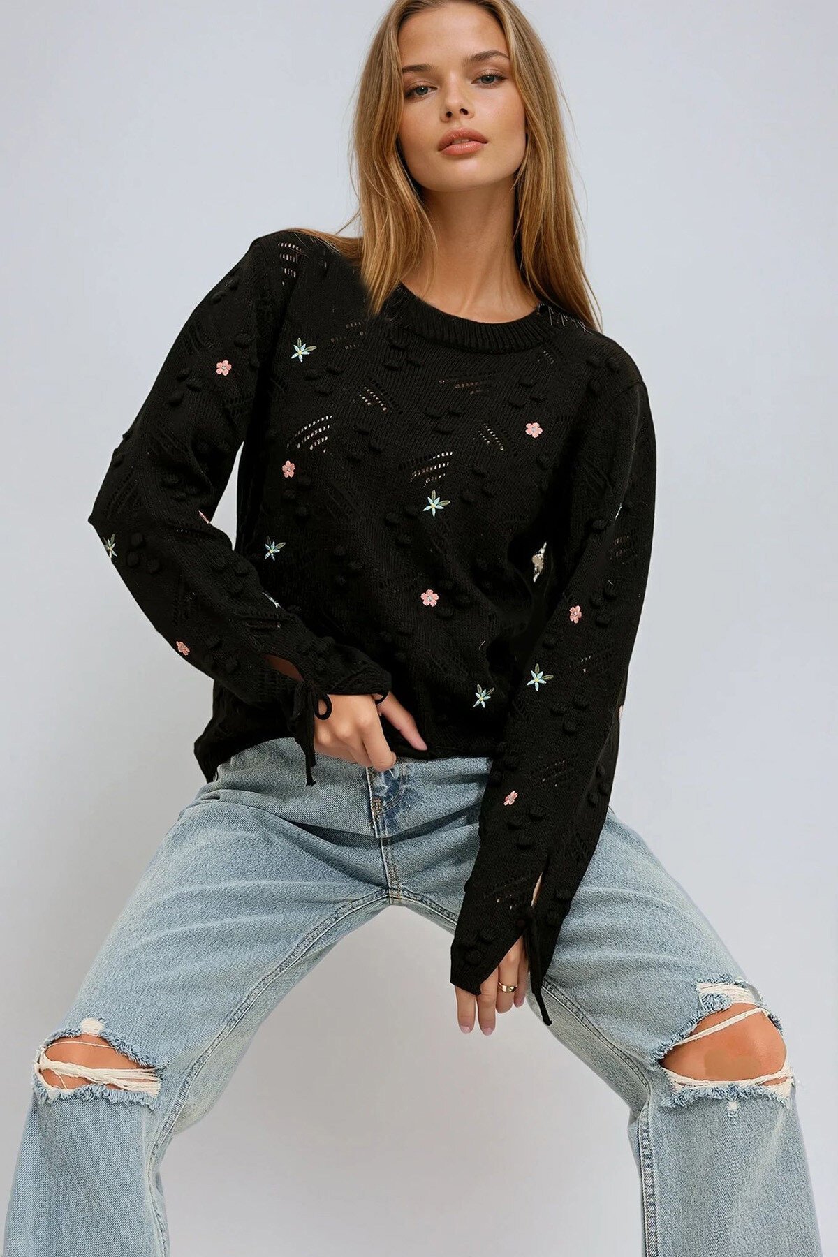 Siyah Bisiklet Yaka Nakışlı Triko Kazak