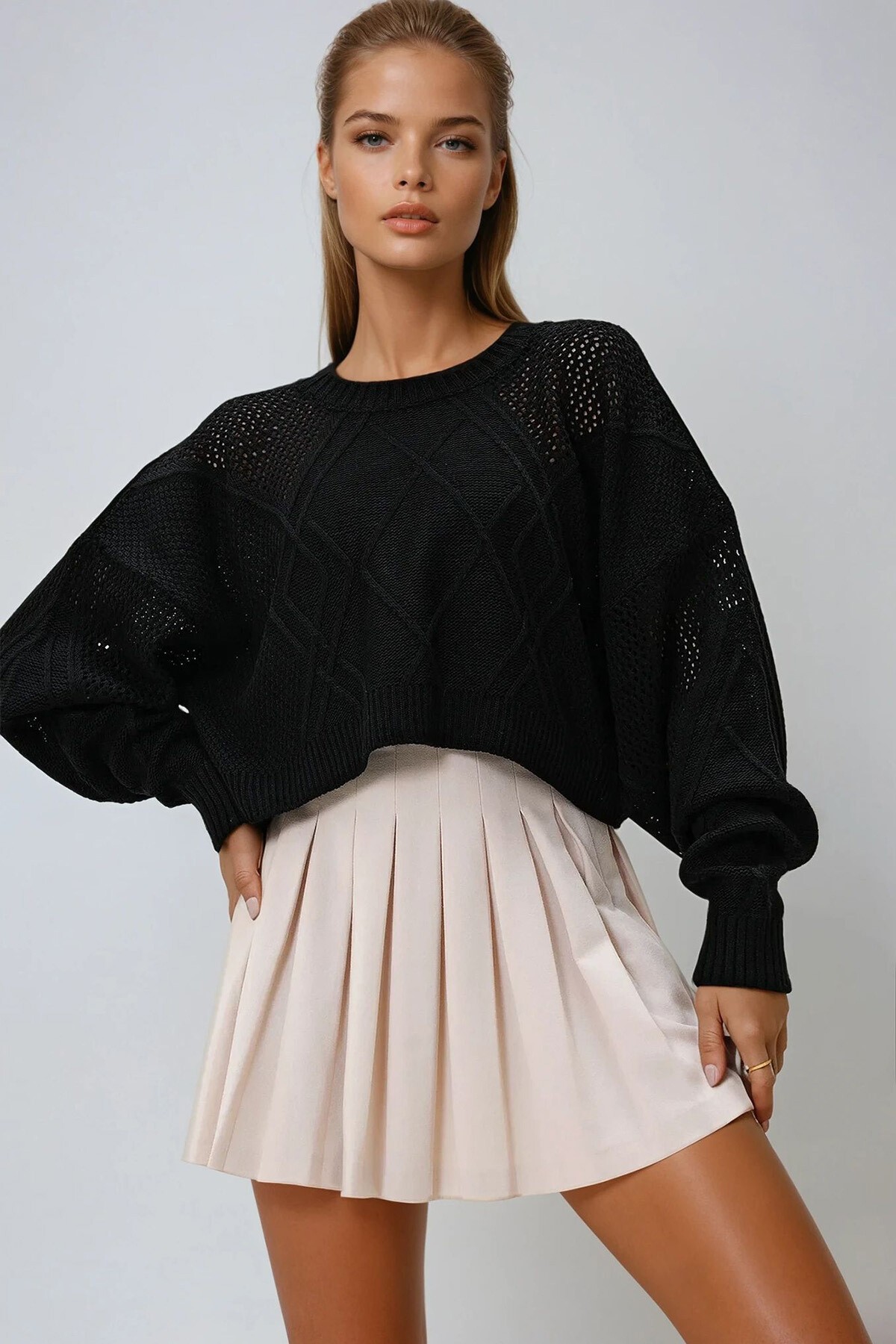 Siyah Bisiklet Yaka Omuzları Delik Ajurlu Crop Triko Kazak