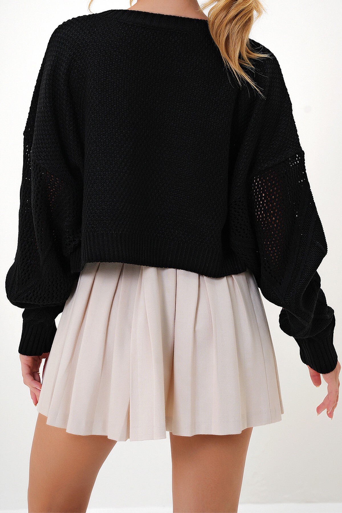 Siyah Bisiklet Yaka Omuzları Delik Ajurlu Crop Triko Kazak