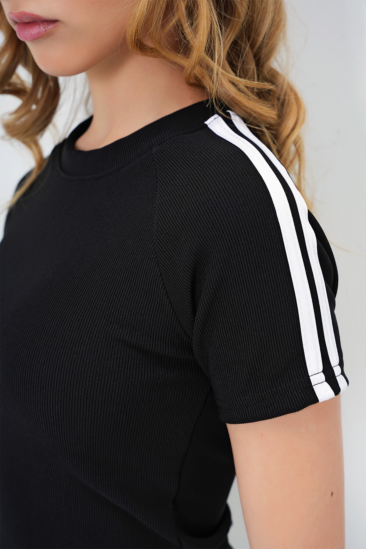 Siyah Bisiklet Yaka Omuzu Şeritli Ottoban Crop Bluz