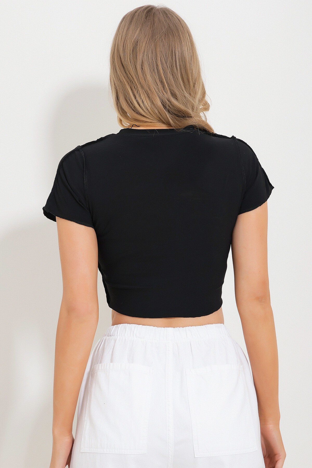 Siyah Bisiklet Yaka Önü Dikişli Crop Sandy Bluz