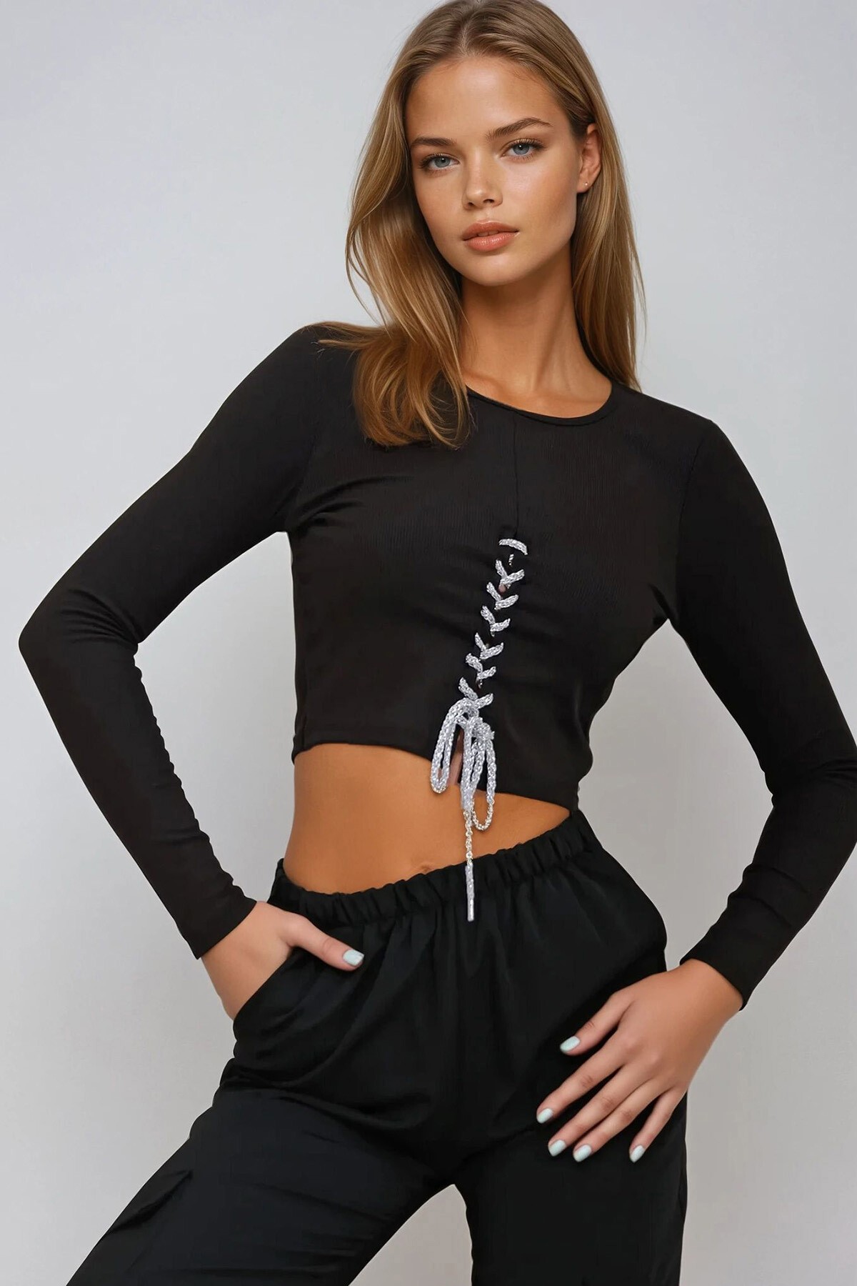 Siyah Bisiklet Yaka Önü Sim Bağcıklı Crop Bluz