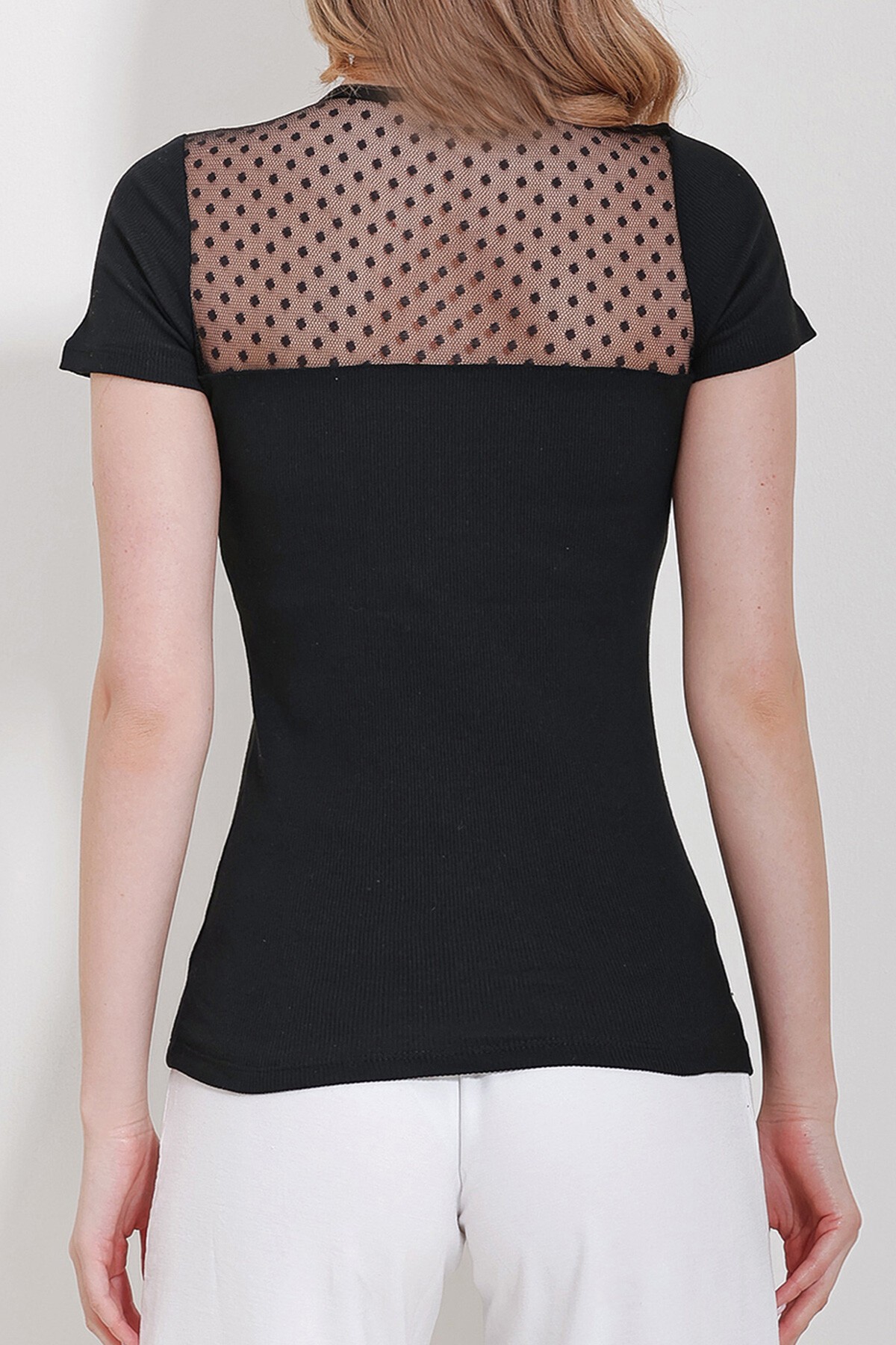 Siyah Bisiklet Yaka Tül Detaylı Çıt Çıt Kapamalı Bluz